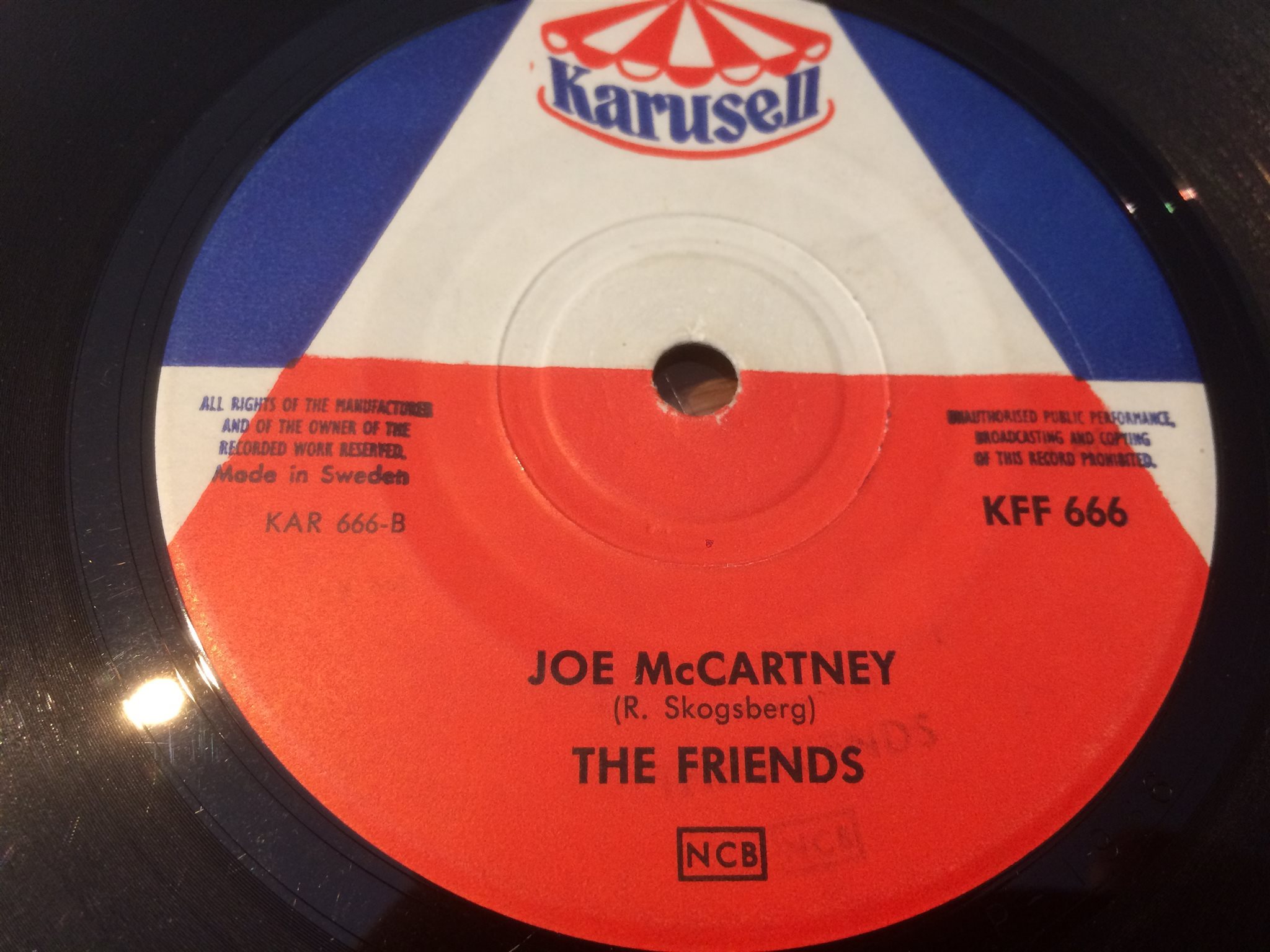 Omslagsbild för skivan FRIENDS he's in town 45 Swe KARUSELL KFF 666