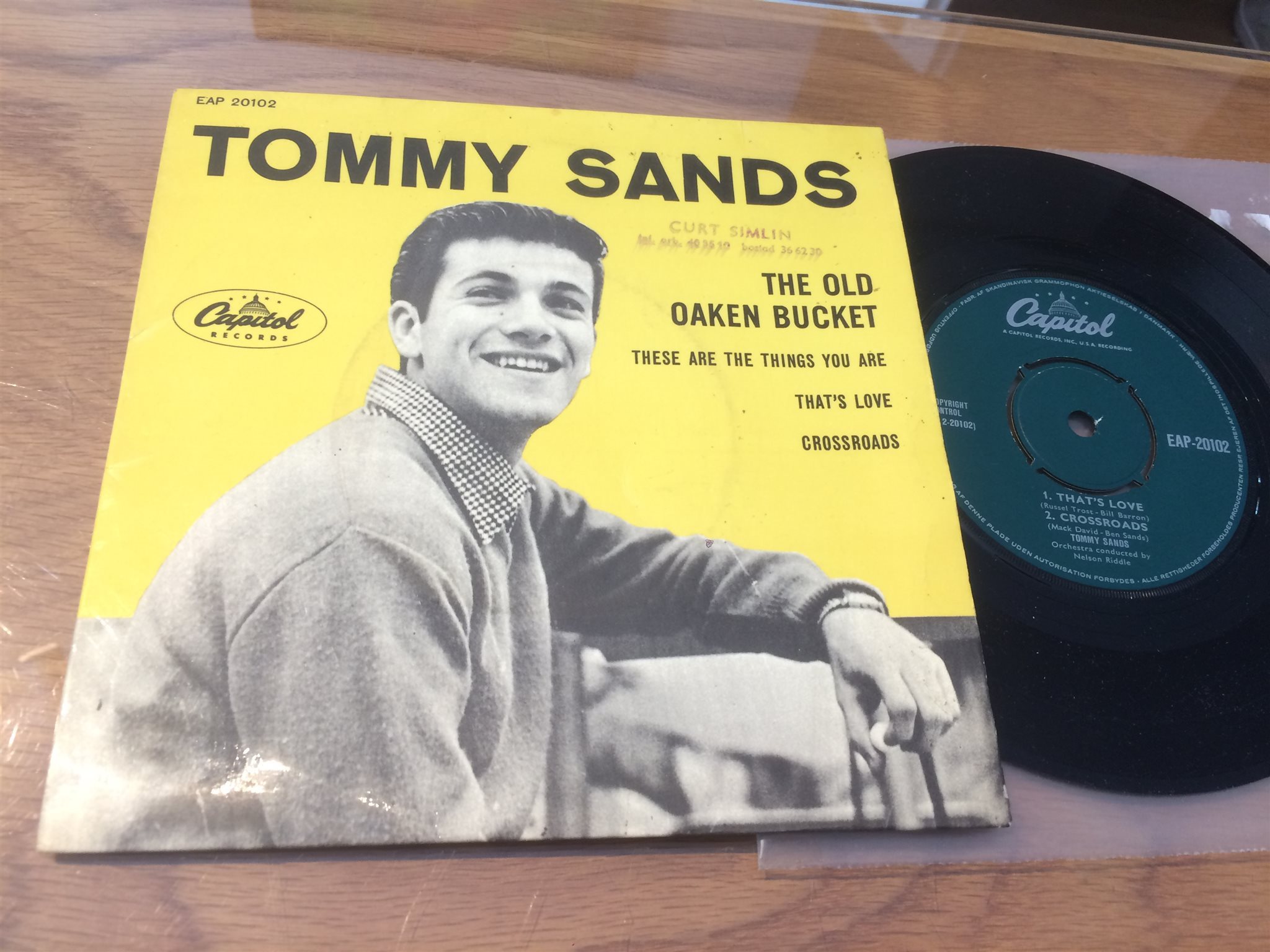 Omslagsbild för skivan TOMMY SANDS the old oaken bucket 45 EP Denmark CAPITOL EAP 20102