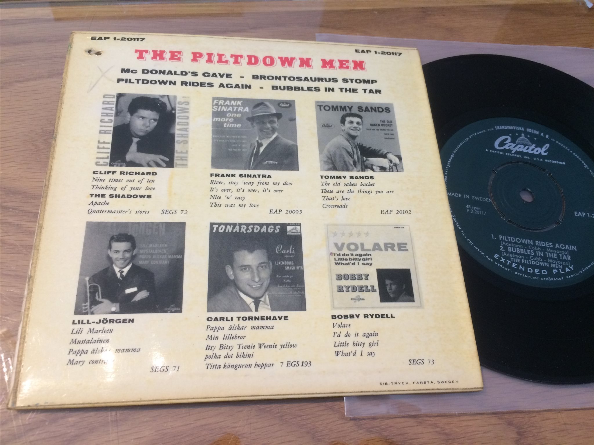 Omslagsbild för skivan THE PILTDOWN MEN McDonald's cave 45 EP Sweden CAPITOL EAP 1-20117