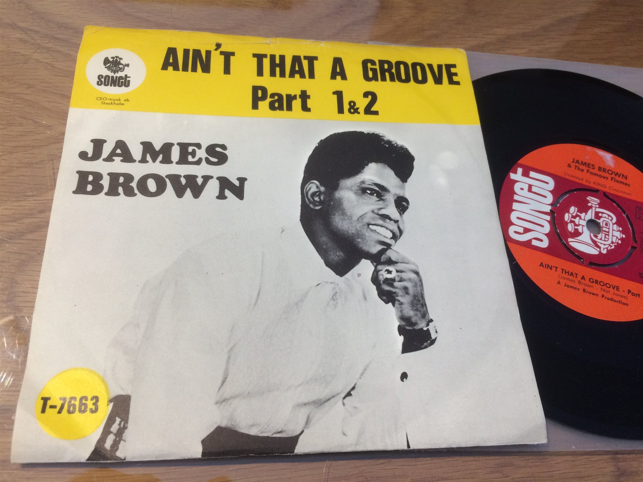 Omslagsbild för skivan JAMES BROWN & THE FAMOUS FLAMES ain't that a groove pt I & II 45 Swe SONET T-766
