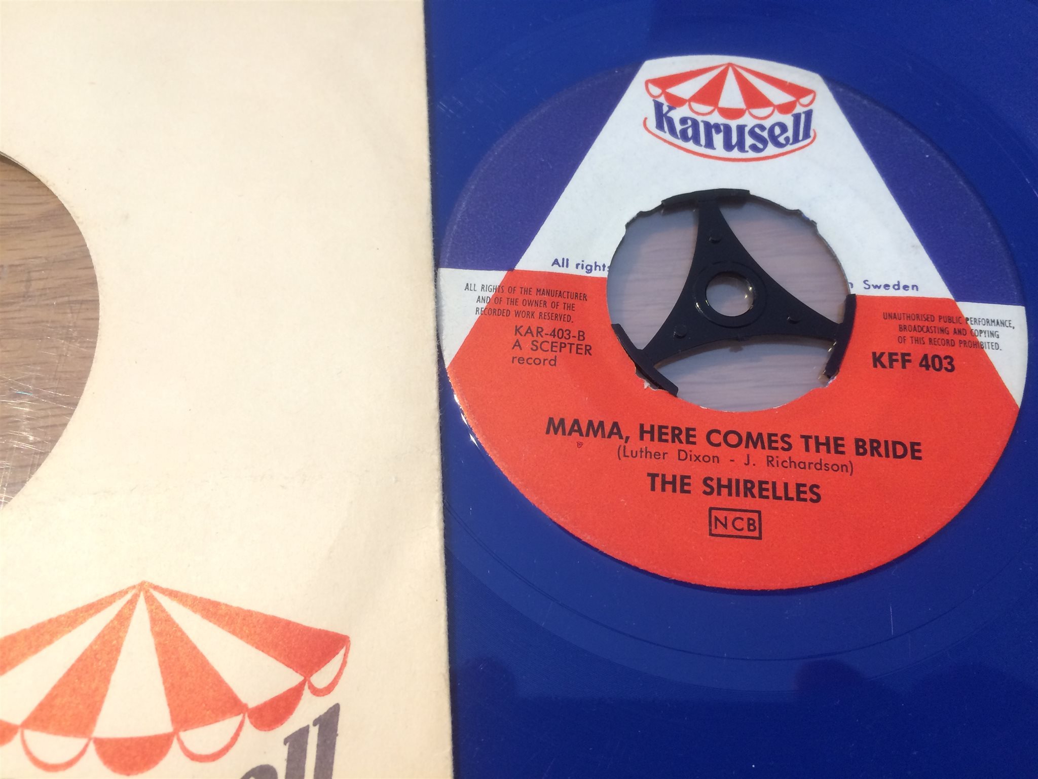 Omslagsbild för skivan THE SHIRELLES welcome home baby 45 Swe KARUSELL KFF 403 blå vinyl 