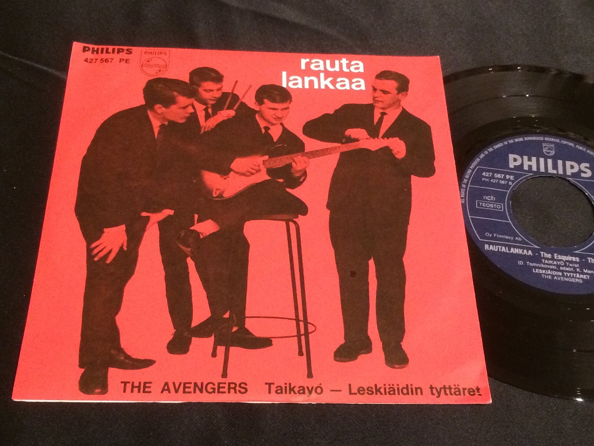 Omslagsbild för skivan THE ESQUIRES / THE AVENGERS rauta lankaa 45 Finland PHILIPS 427 567 PE