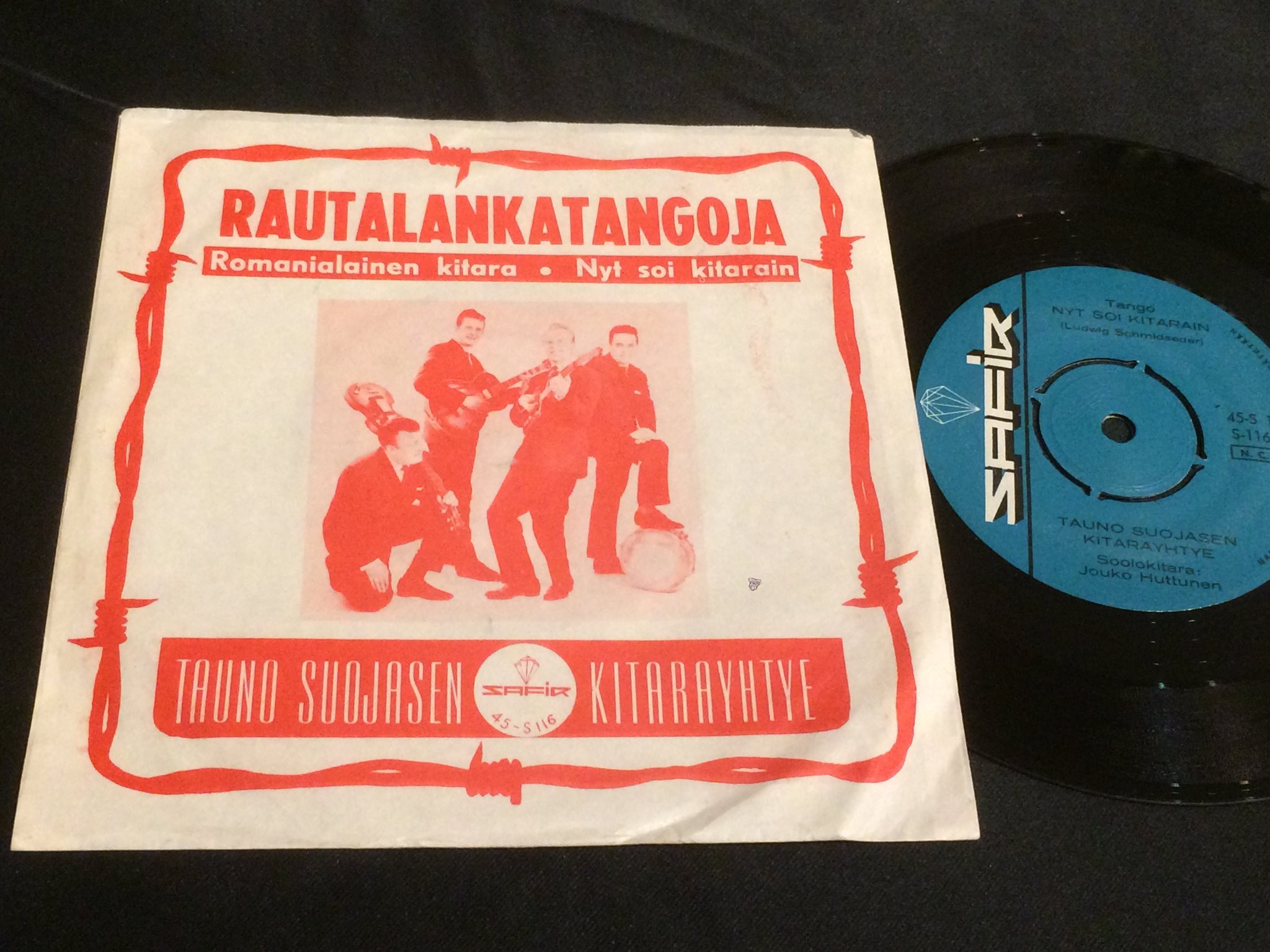 Omslagsbild för skivan TAUNO SUOJASEN KITARAYHTYE Romanialainen Kitara 45 -64 Finland SAFIR S-116 rare