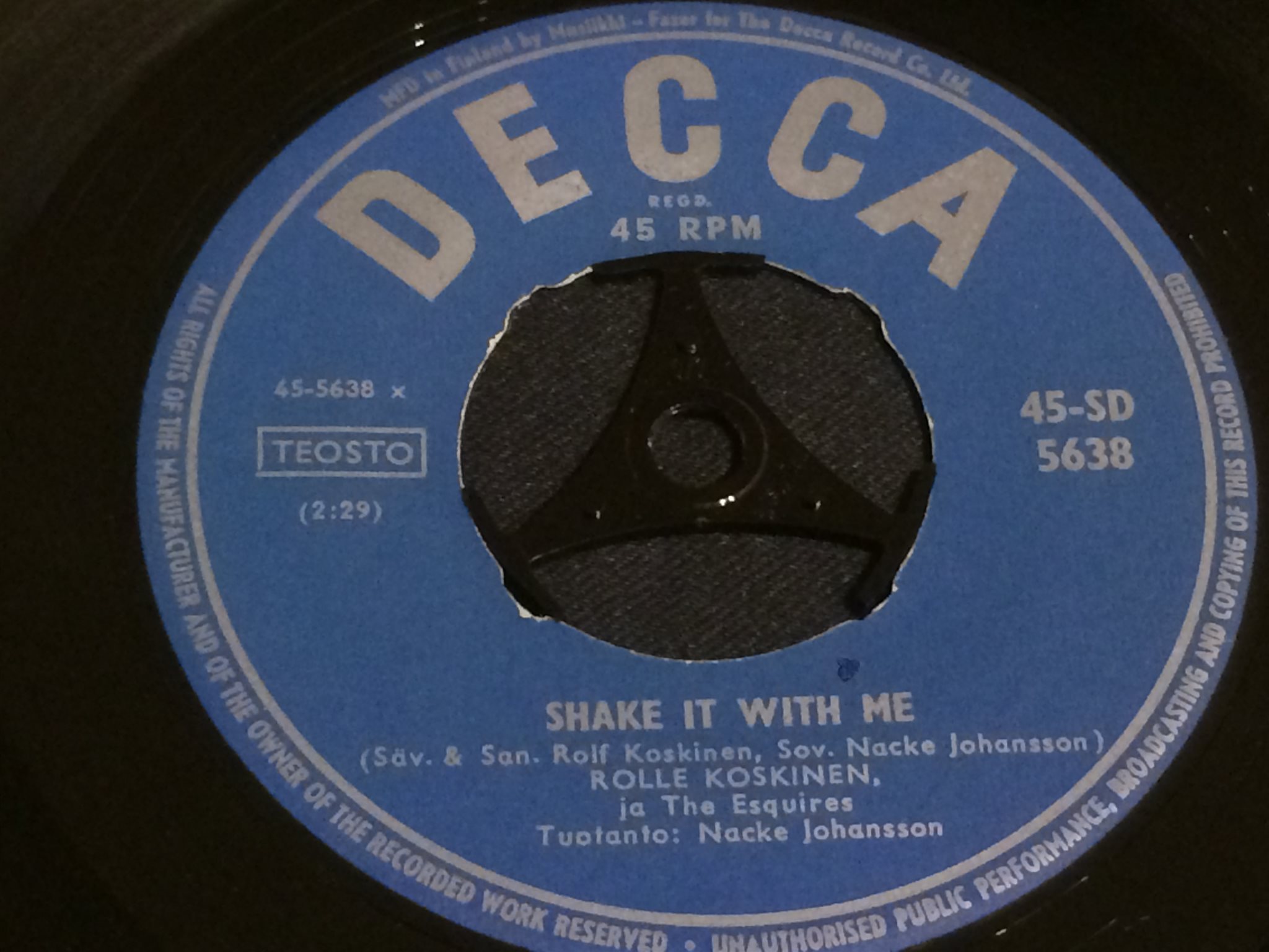 Omslagsbild för skivan ROLLE KOSKINEN shake it with me 45 -64 Finland DECCA 45-SD 5638