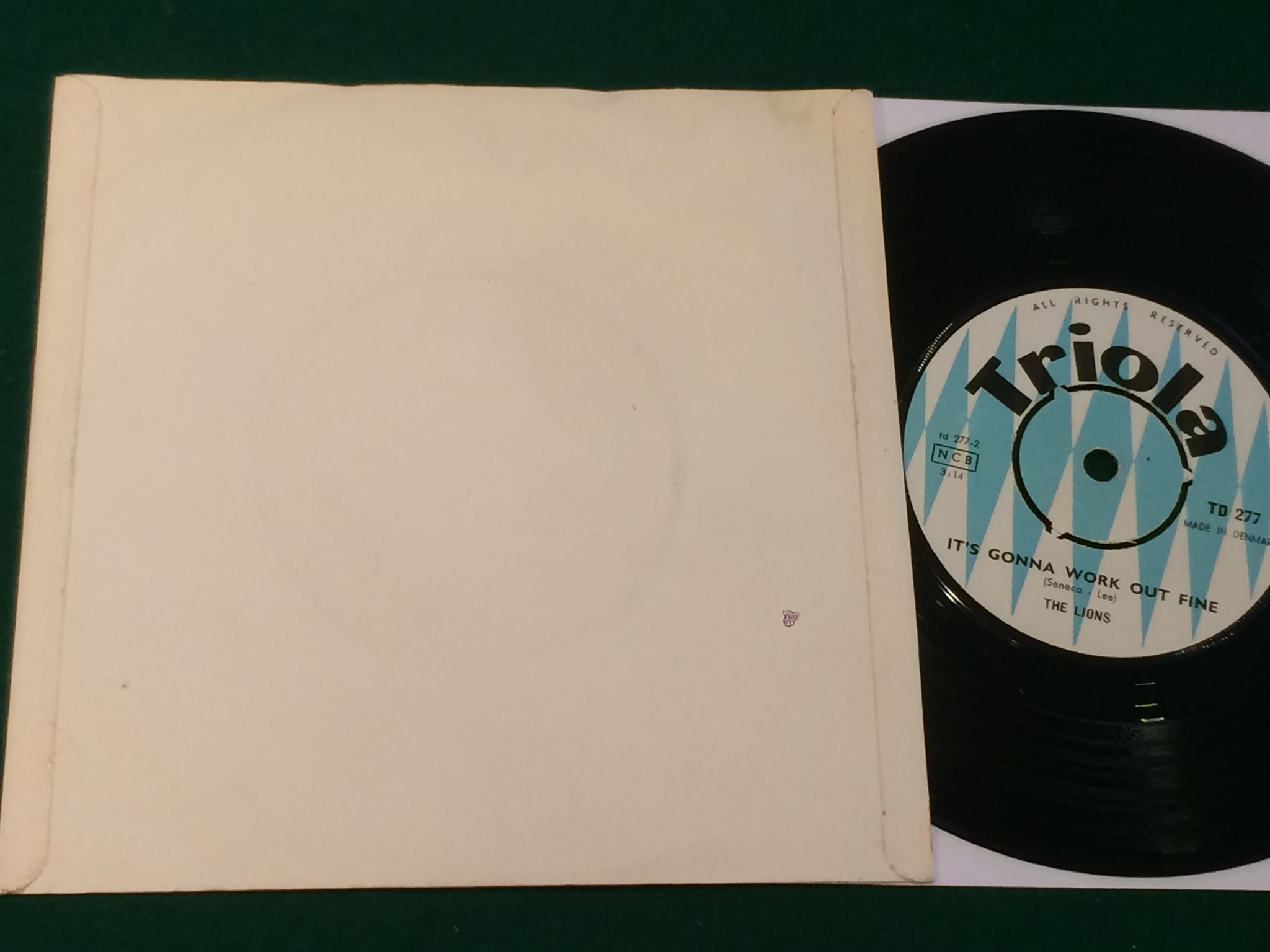 Omslagsbild för skivan THE LIONS teenage letter 45 60s Denmark TRIOLA TD 277