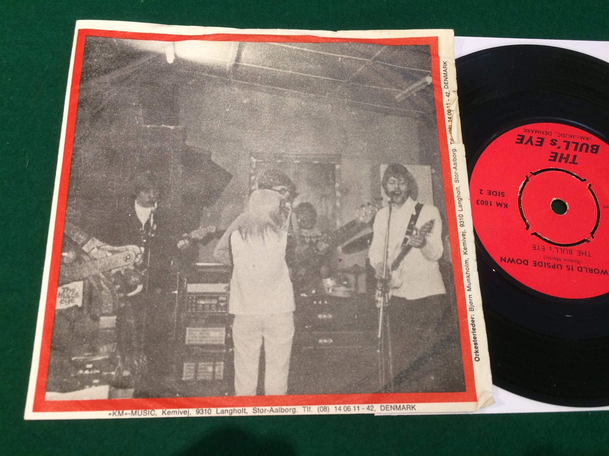 Omslagsbild för skivan THE BULL'S EYE shade of shadowland 45 60s Denmark KM MUSIC KM 1003  wow!!!