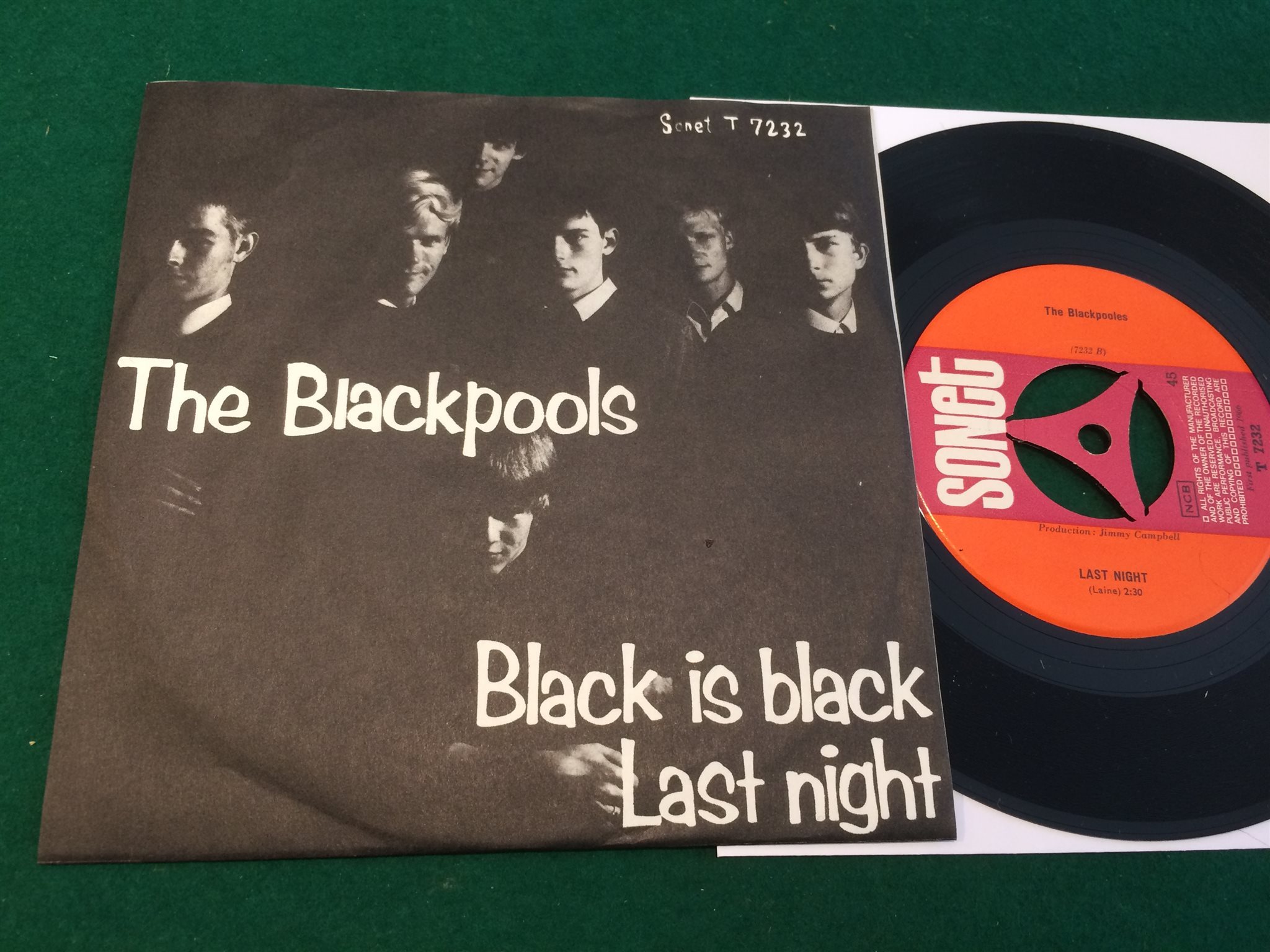 Omslagsbild för skivan THE BLACKPOOLS black is back 45 60s Denmark SONET T 7232