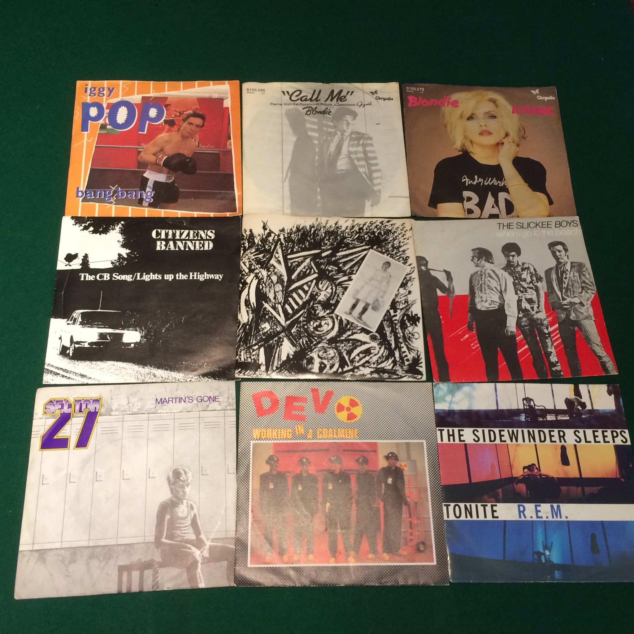 Omslagsbild för skivan 49 singlar PUNK rock POP  t.ex Clash, Cure, R.E.M.