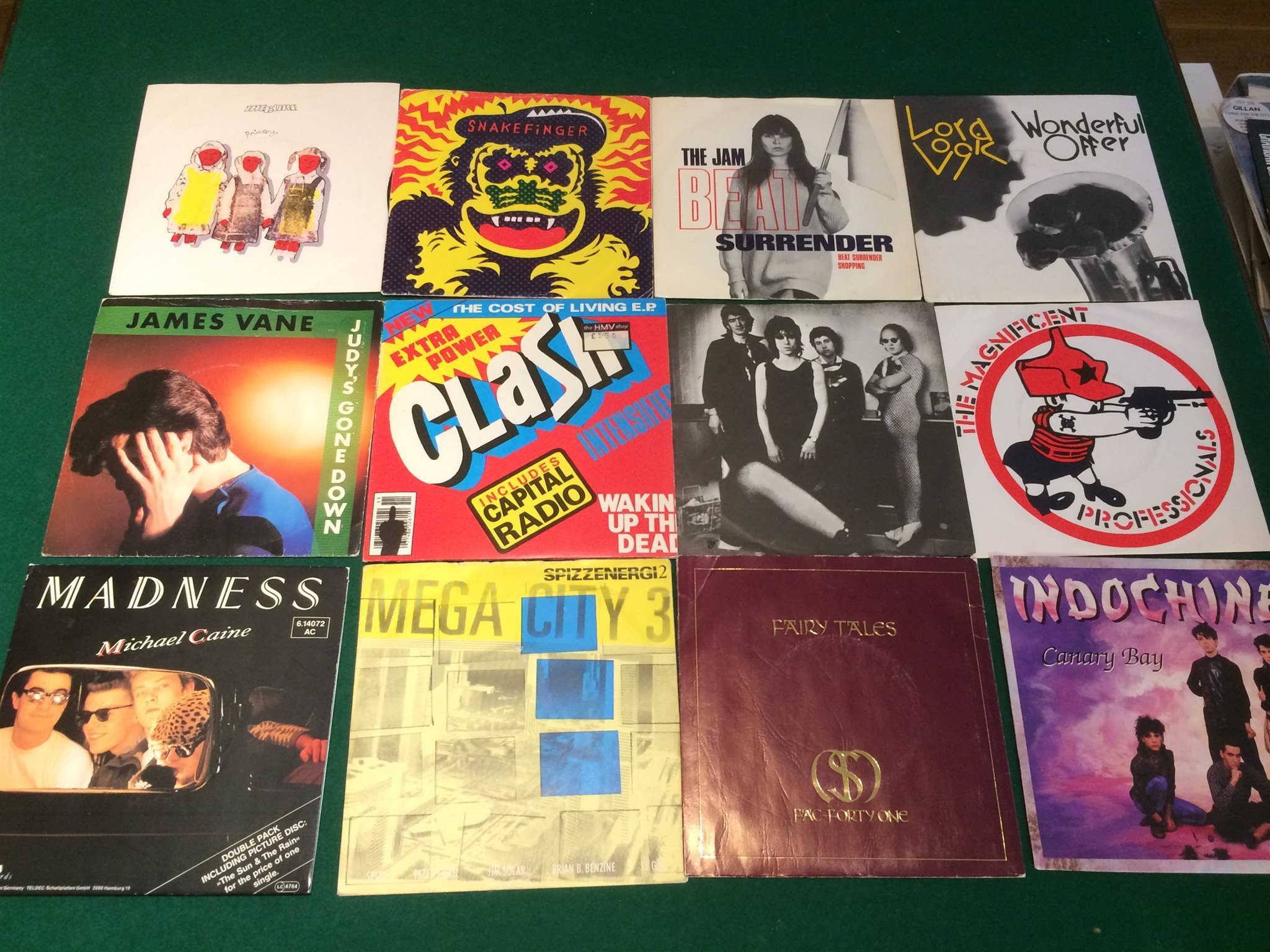 Omslagsbild för skivan 49 singlar PUNK rock POP  t.ex Clash, Cure, R.E.M.