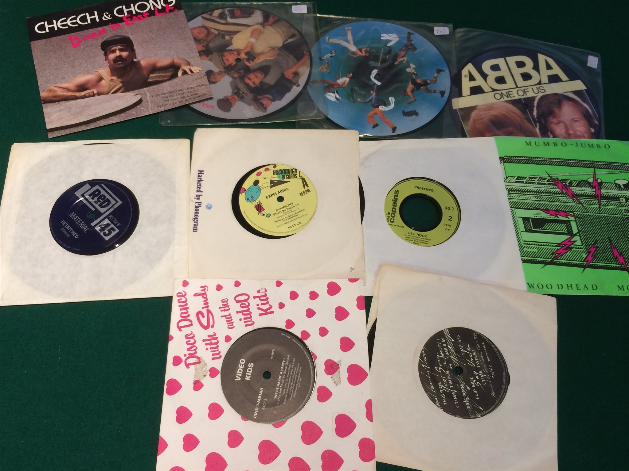 Omslagsbild för skivan 49 singlar PUNK rock POP  t.ex Clash, Cure, R.E.M.