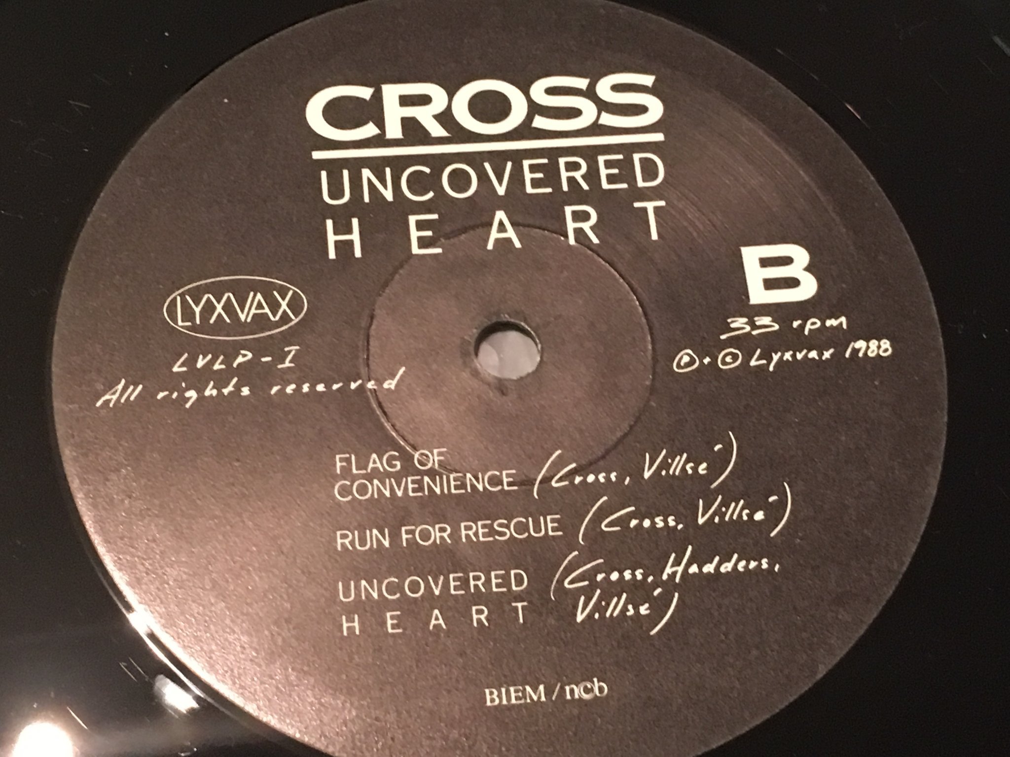 Omslagsbild för skivan CROSS uncovered heart LP -88 Swe LYXVAX LVLP-1