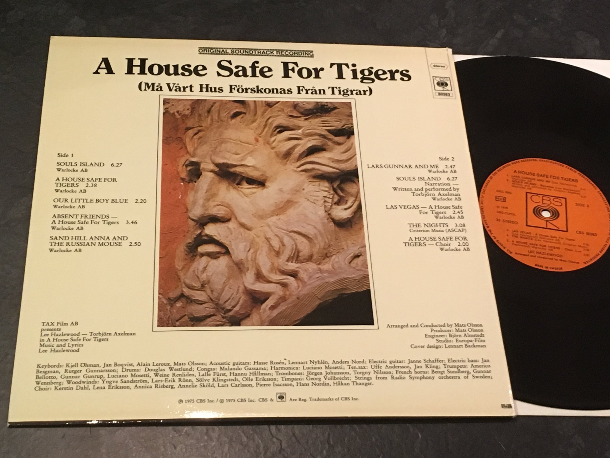 Omslagsbild för skivan LEE HAZLEWOOD a house safe for tigers LP -75 Swe CBS 80383 very rare!