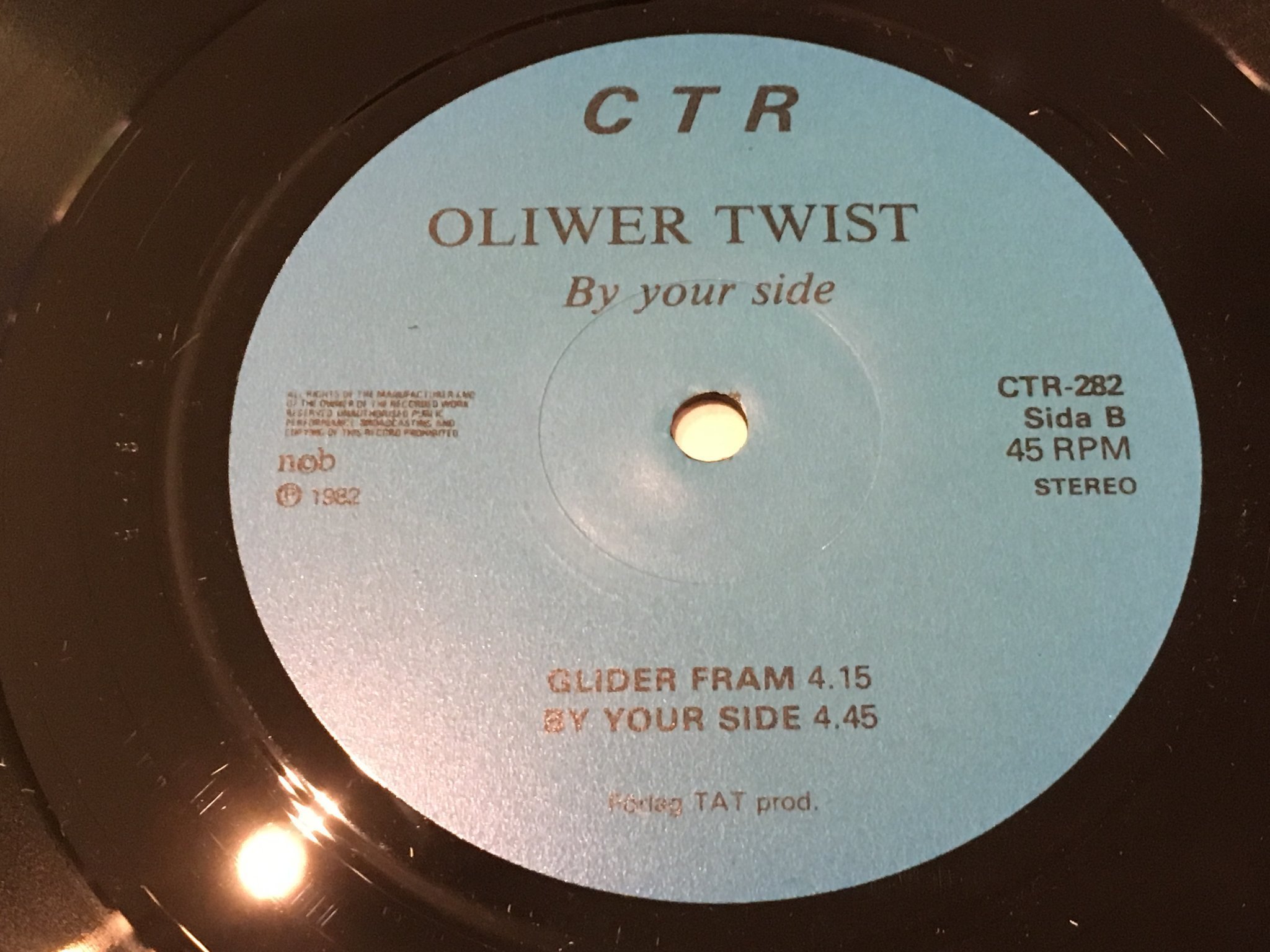 Omslagsbild för skivan OLIVER TWIST BAND by your side 12” Swe POWER POP rare private pressing