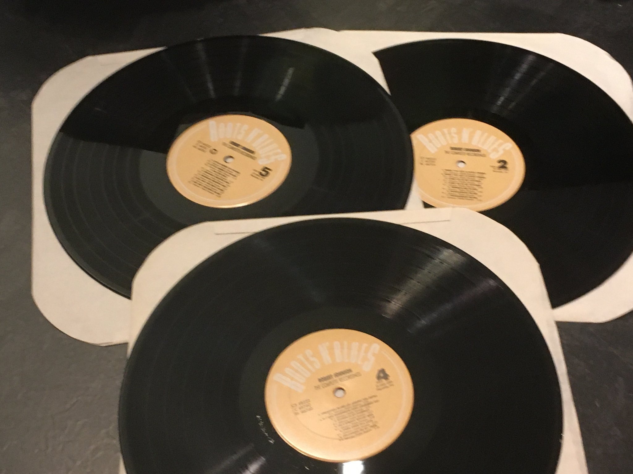 Omslagsbild för skivan ROBERT JOHNSON the complete recordings 3xLP BOX -90 US COLUMBIA C3 46222 