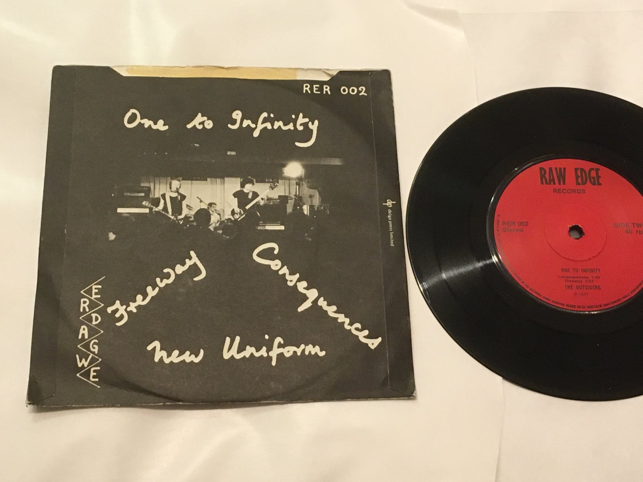 Omslagsbild för skivan THE OUTSIDERS one to infinity 7”single -77 UK RAW EDGE RER 002 rare punk