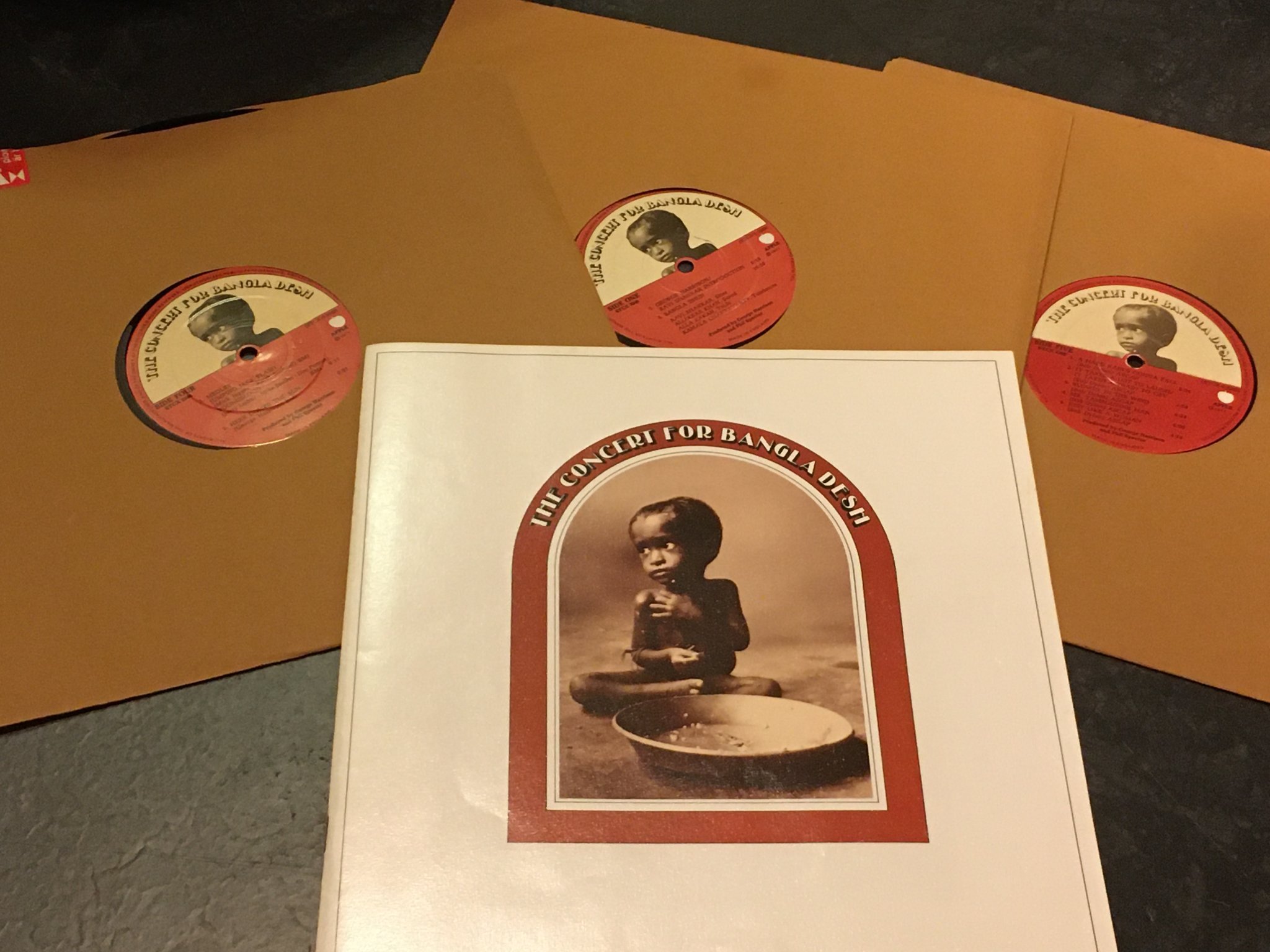 Omslagsbild för skivan VARIOUS the concert for Bangladesh 3xLP -72 UK APPLE STCX 3385