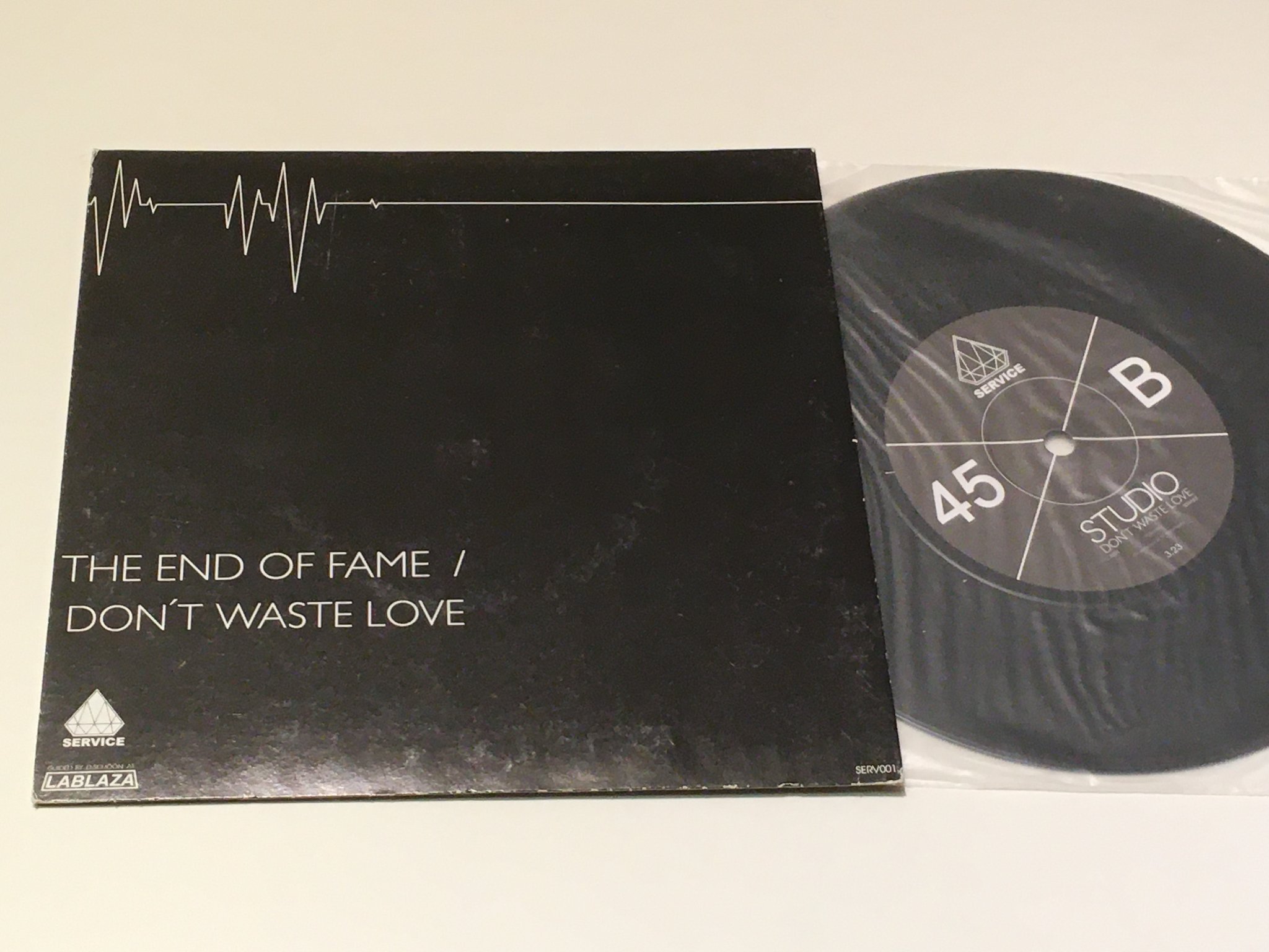 Omslagsbild för skivan THE STUDIO the end of fame 45 2001 Swe SERVICE SERV001 Indie rock RARE!