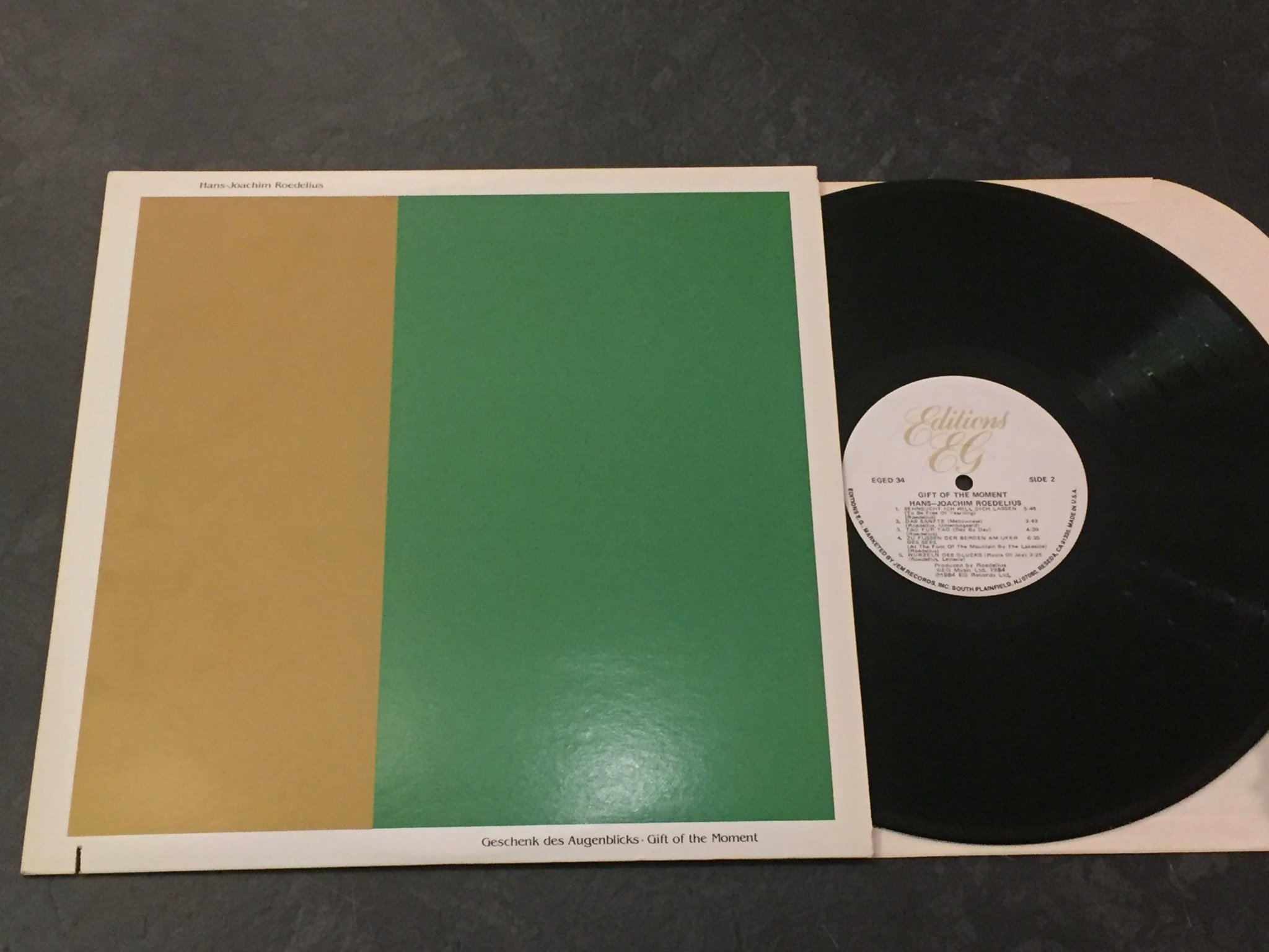 Omslagsbild för skivan HANS-JOACHIM ROEDELIUS gift of the moment LP -84 US EDITIONS EG EGED 34