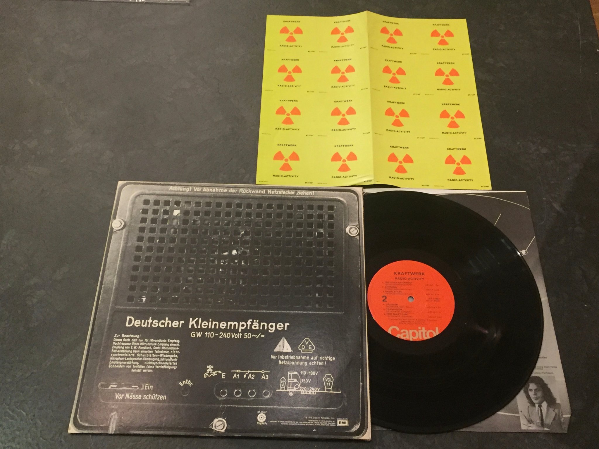 Omslagsbild för skivan KRAFTWERK radio activity LP -75 US ST-11457 komplett ark SVÅR!