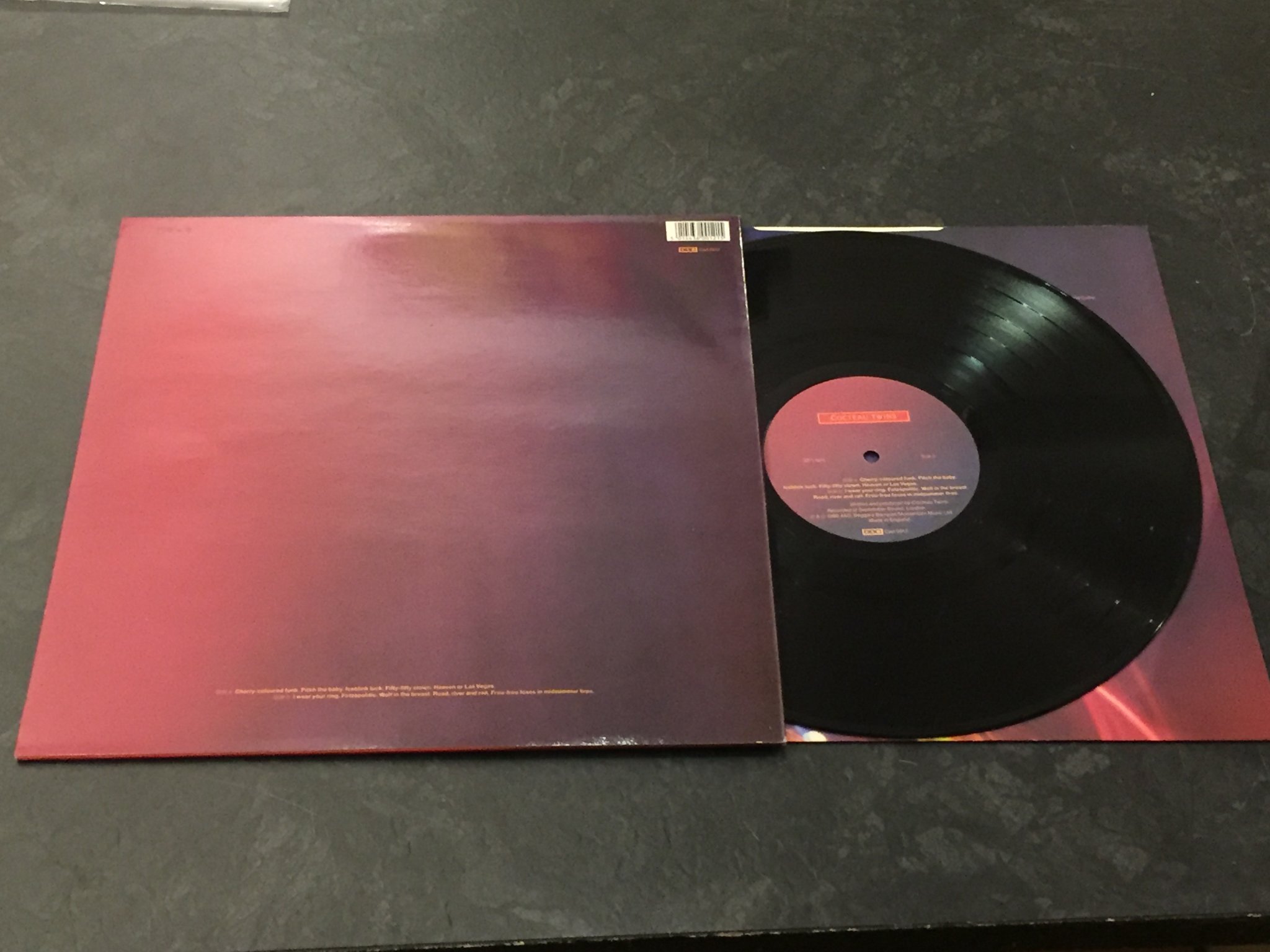 Omslagsbild för skivan COCTEAU TWINS heaven or Las Vegas LP -90 UK 4AD CAD 0012