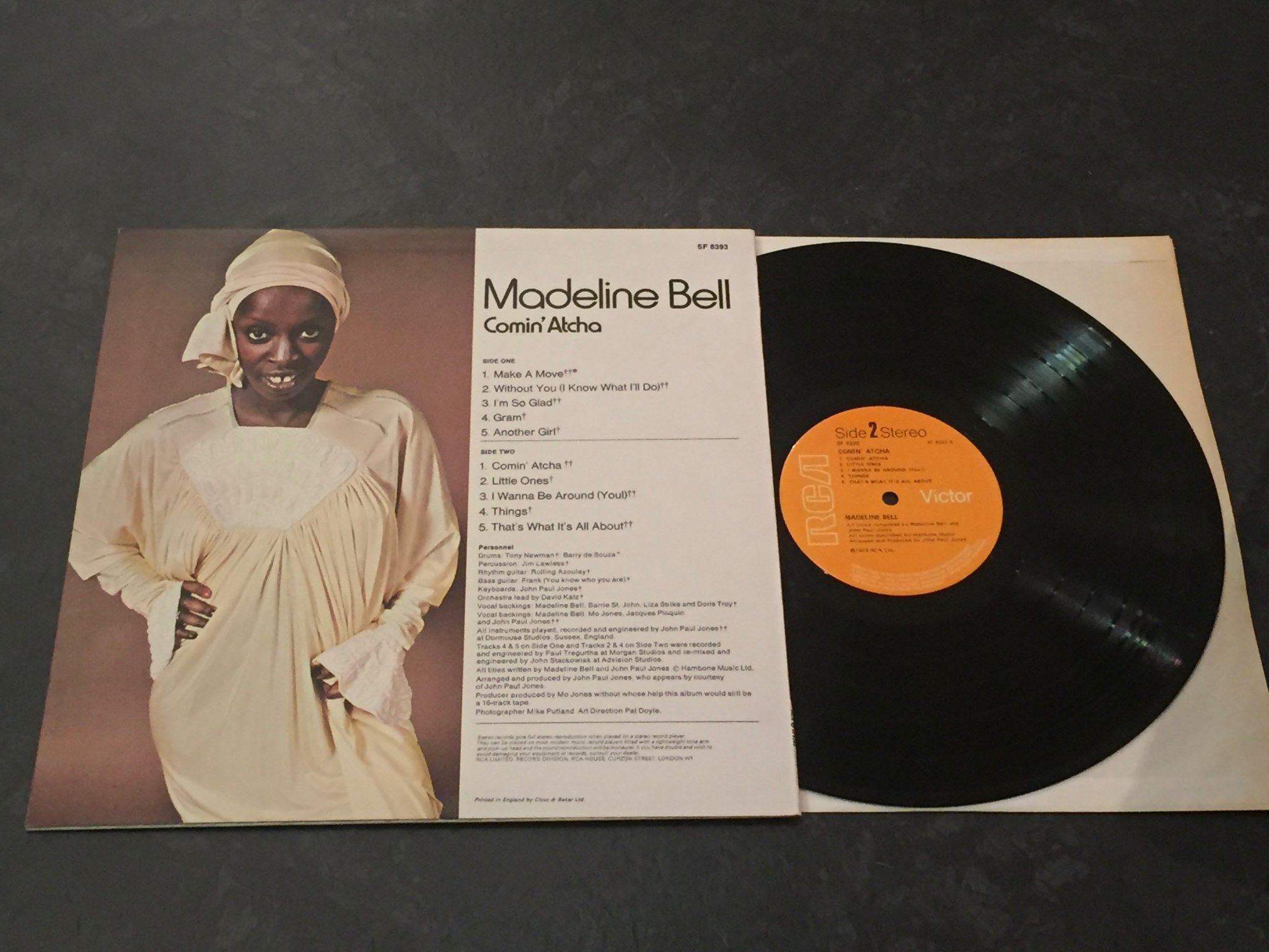Omslagsbild för skivan MADELINE BELL comin’ atcha LP -73 UK RCA Victor SF 8393 