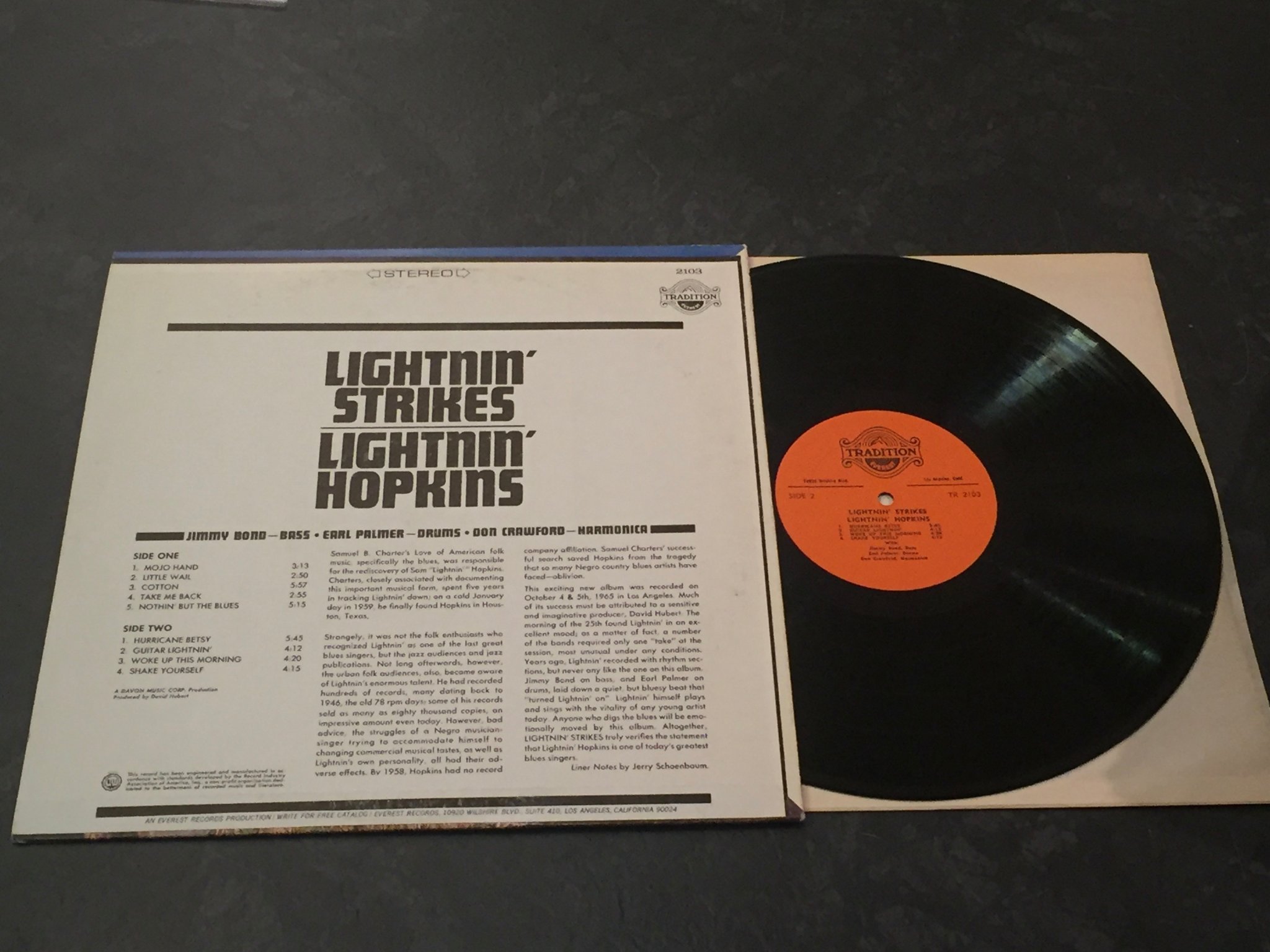 Omslagsbild för skivan LIGHTNIN’ HOPKINS Lightnin’ strikes LP -66/72 US TRADITION EVEREST 2103