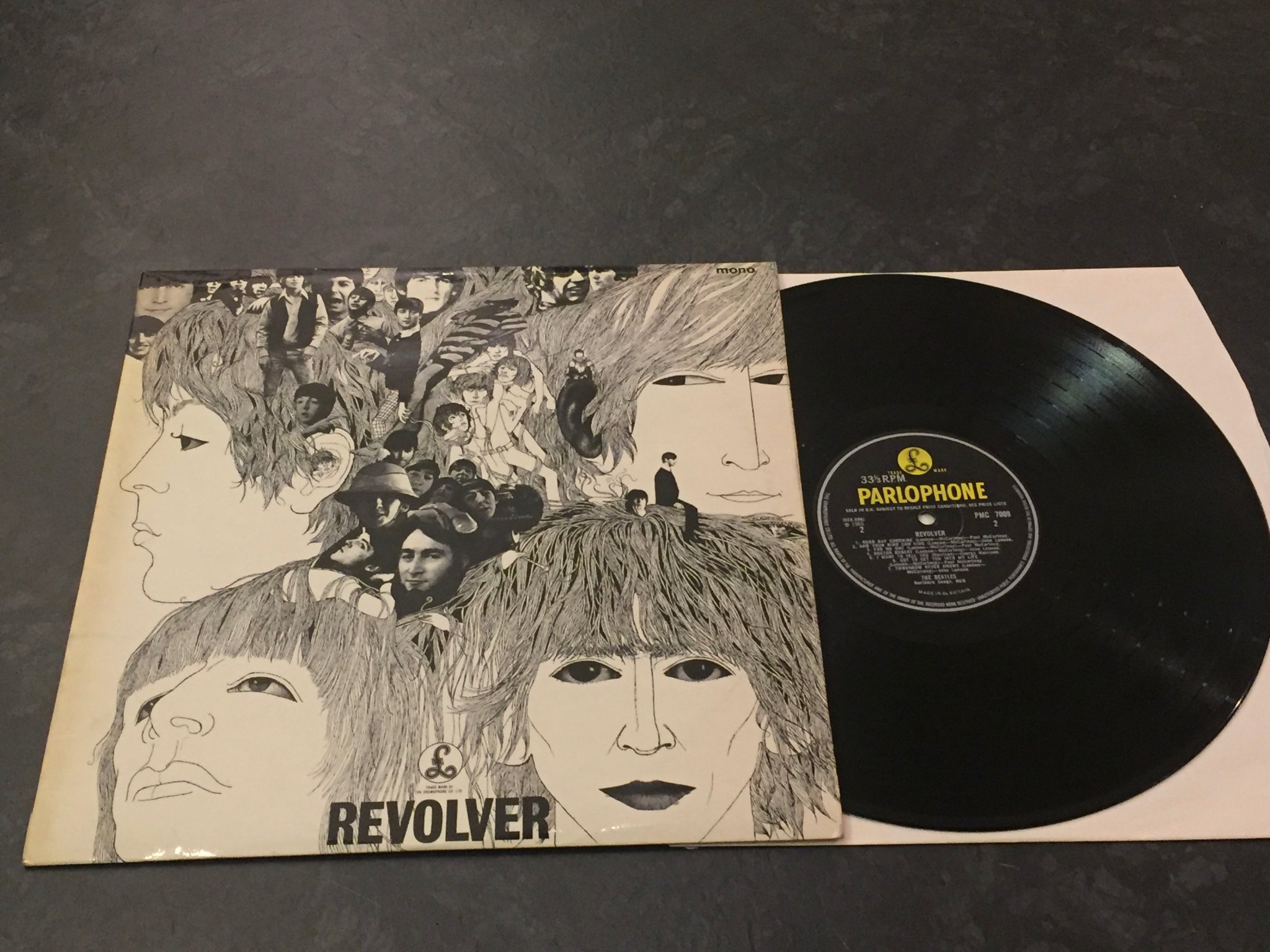Omslagsbild för skivan THE BEATLES revolver LP -66 UK PARLOPHONE PMC 7009