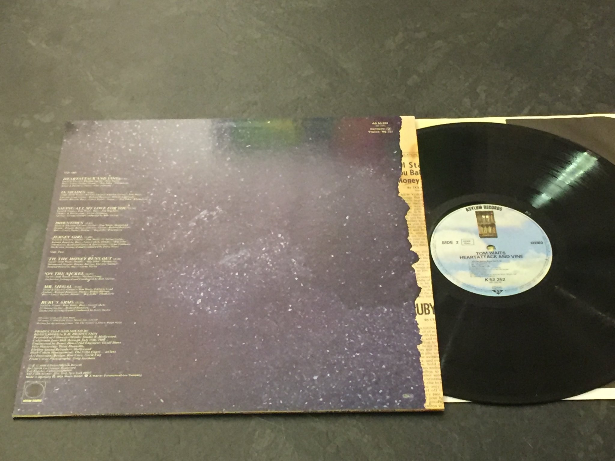 Omslagsbild för skivan TOM WAITS heartattack and vine LP Ger ASYLUM K 52252