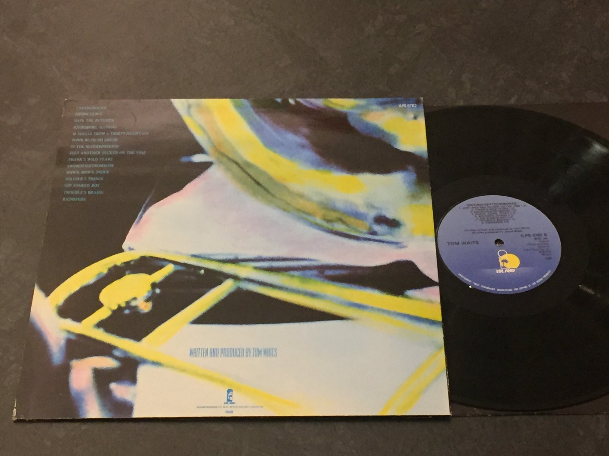 Omslagsbild för skivan TOM WAITS Swordfishtrombones LP -83 ISLAND ILPS 9762