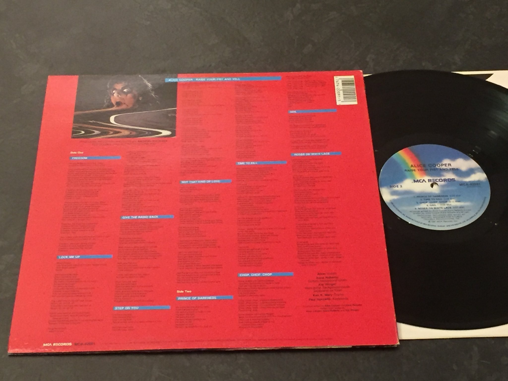 Omslagsbild för skivan ALICE COOPER raise your fist and yell LP -87 Canada MCA MCA-42091