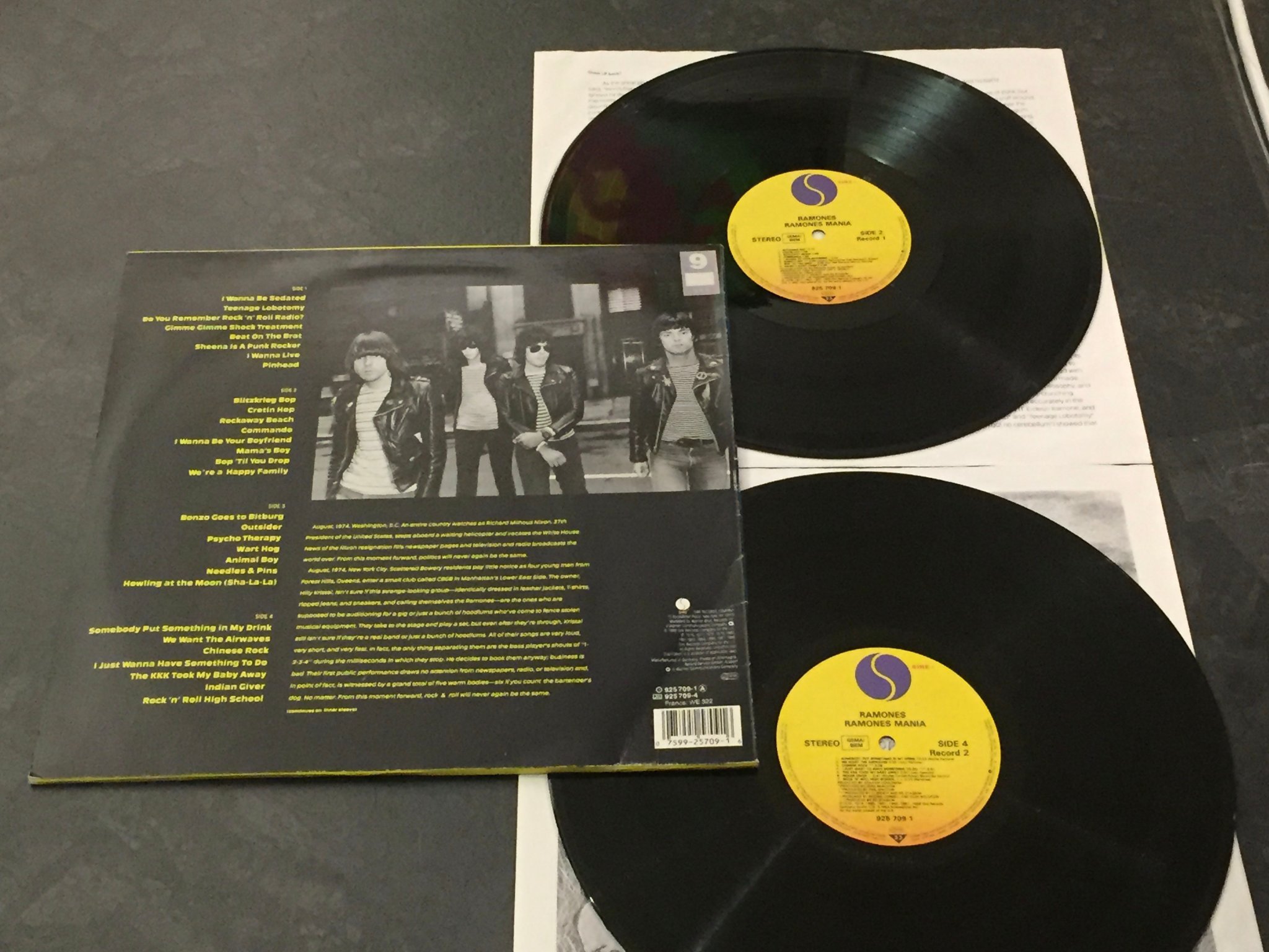 Omslagsbild för skivan RAMONES  mania 2xLP SIRE RECORDS 925 709-1