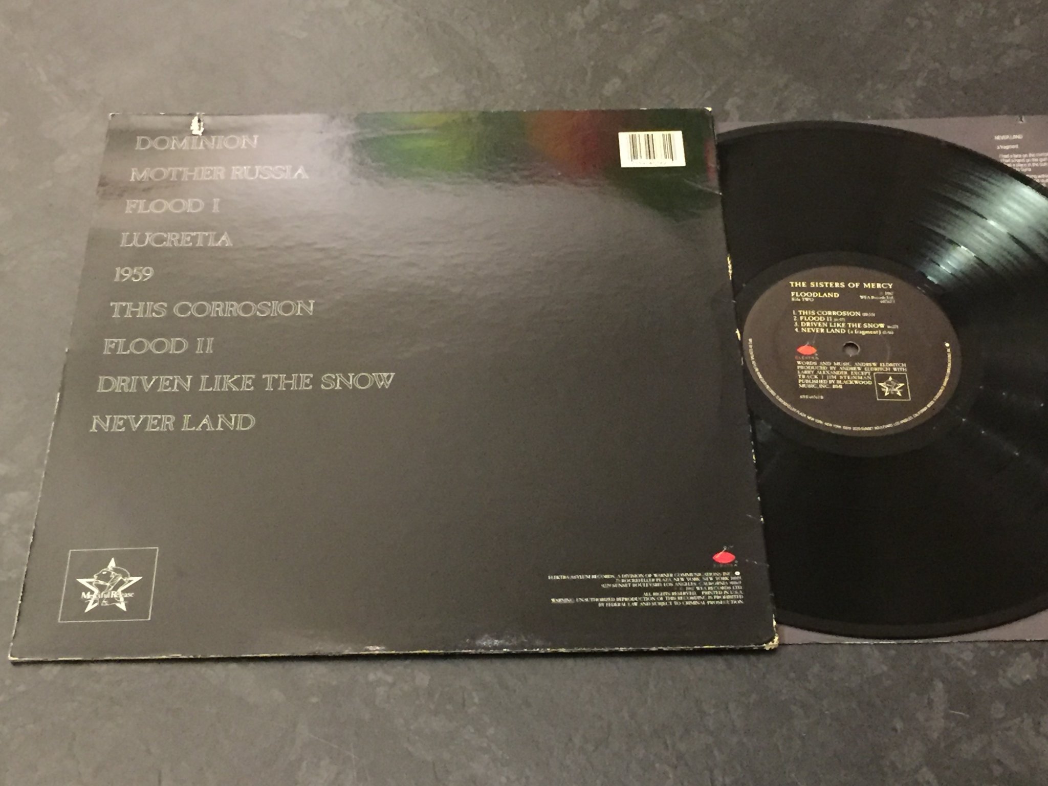 Omslagsbild för skivan SISTERS OF MERCY floodland LP -87 US ELEKTRA 60762-1