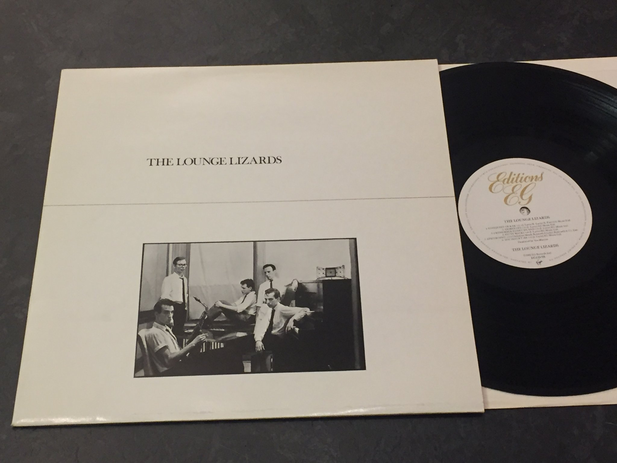 Omslagsbild för skivan THE LOUNGE LIZARDS  s/t LP -81/-90 Editions EG EGED 8