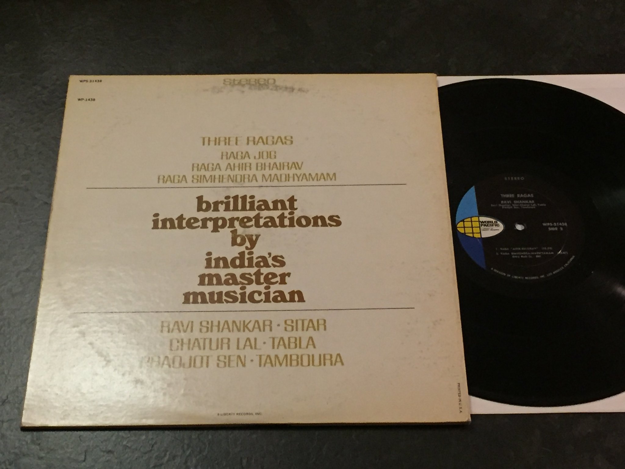 Omslagsbild för skivan RAVI SHANKAR three ragas LP -67 US WAORLD PACIFIC WPS-21438