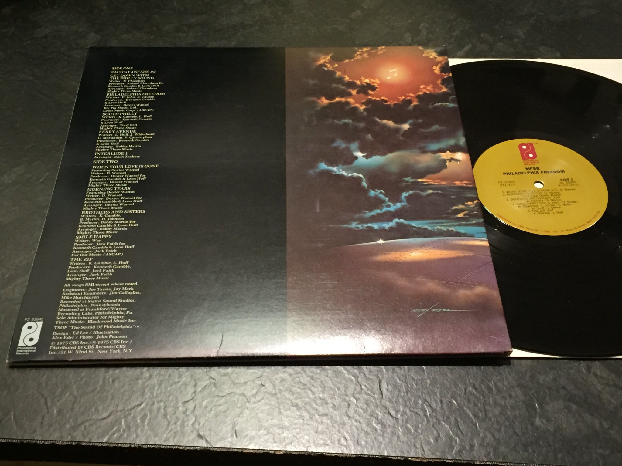 Omslagsbild för skivan MFSB Philadelphia freedom LP -75 US PZ 33845  Philly soul
