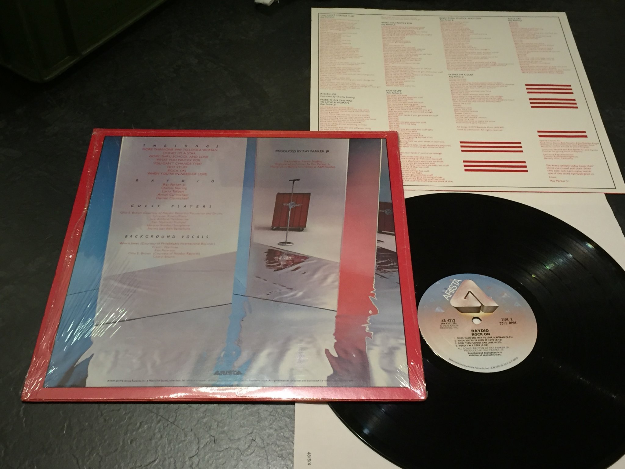 Omslagsbild för skivan RAYDIO rock on LP -79 US ARISTA AB 4212 