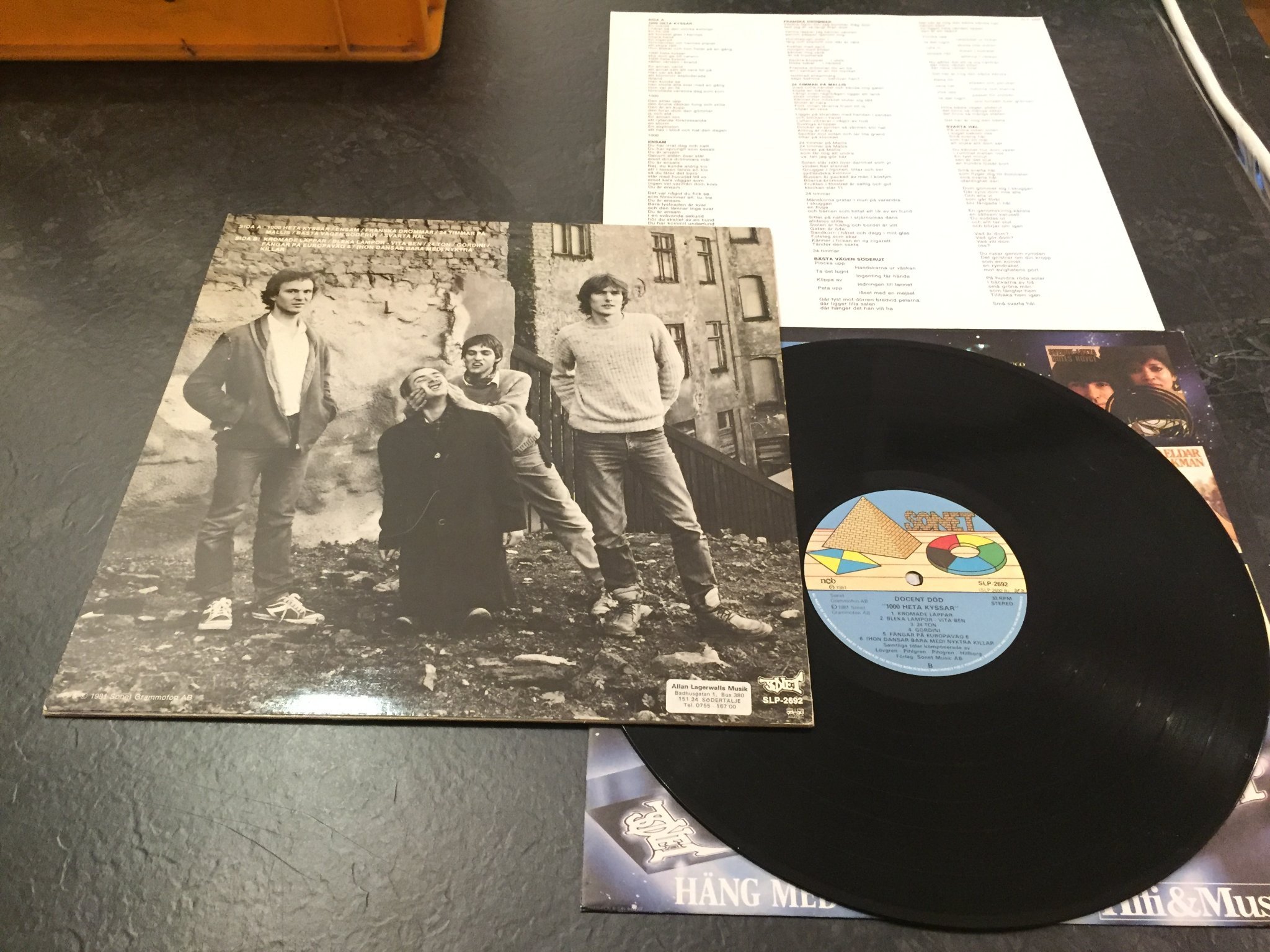 Omslagsbild för skivan DOCENT DÖD tusen heta kyssar LP -81 Swe SONET SLP-2692