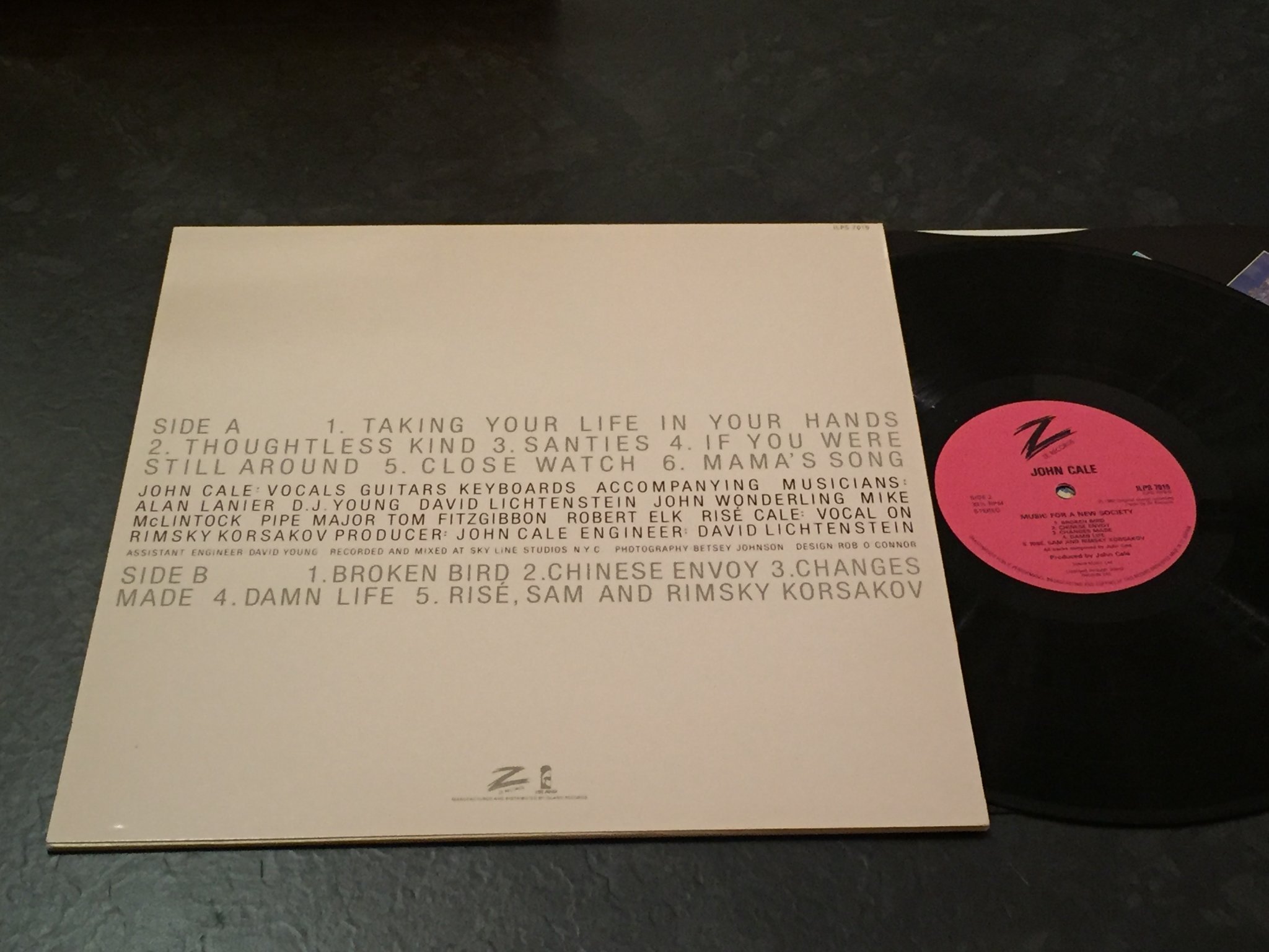 Omslagsbild för skivan JOHN CALE music for a new society LP -82 UK ZE RECORDS ILPS 7019
