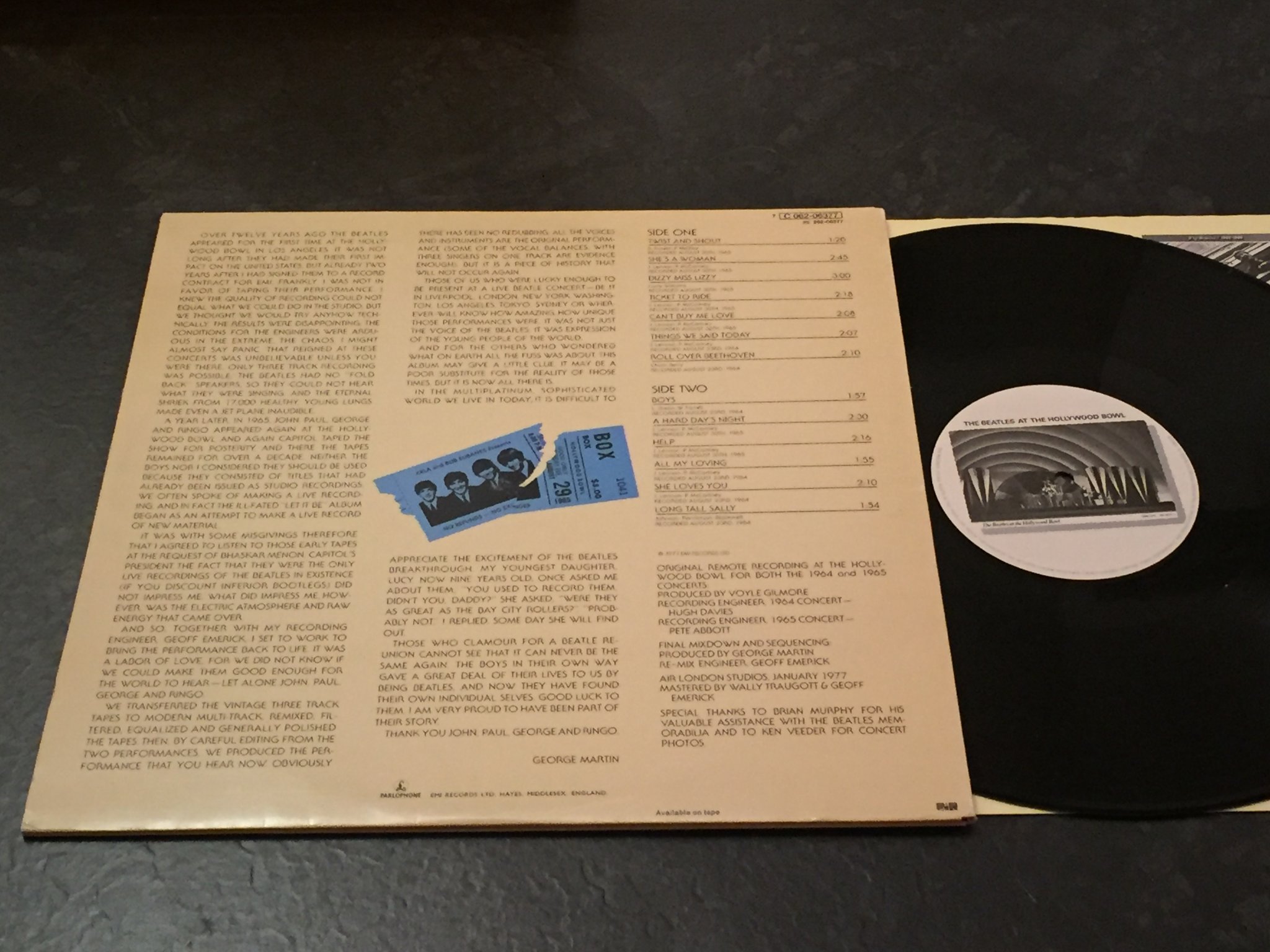 Omslagsbild för skivan THE BEATLES at the Hollywood bowl LP -77 Swe PARLOPHONE 7 C 062-06377