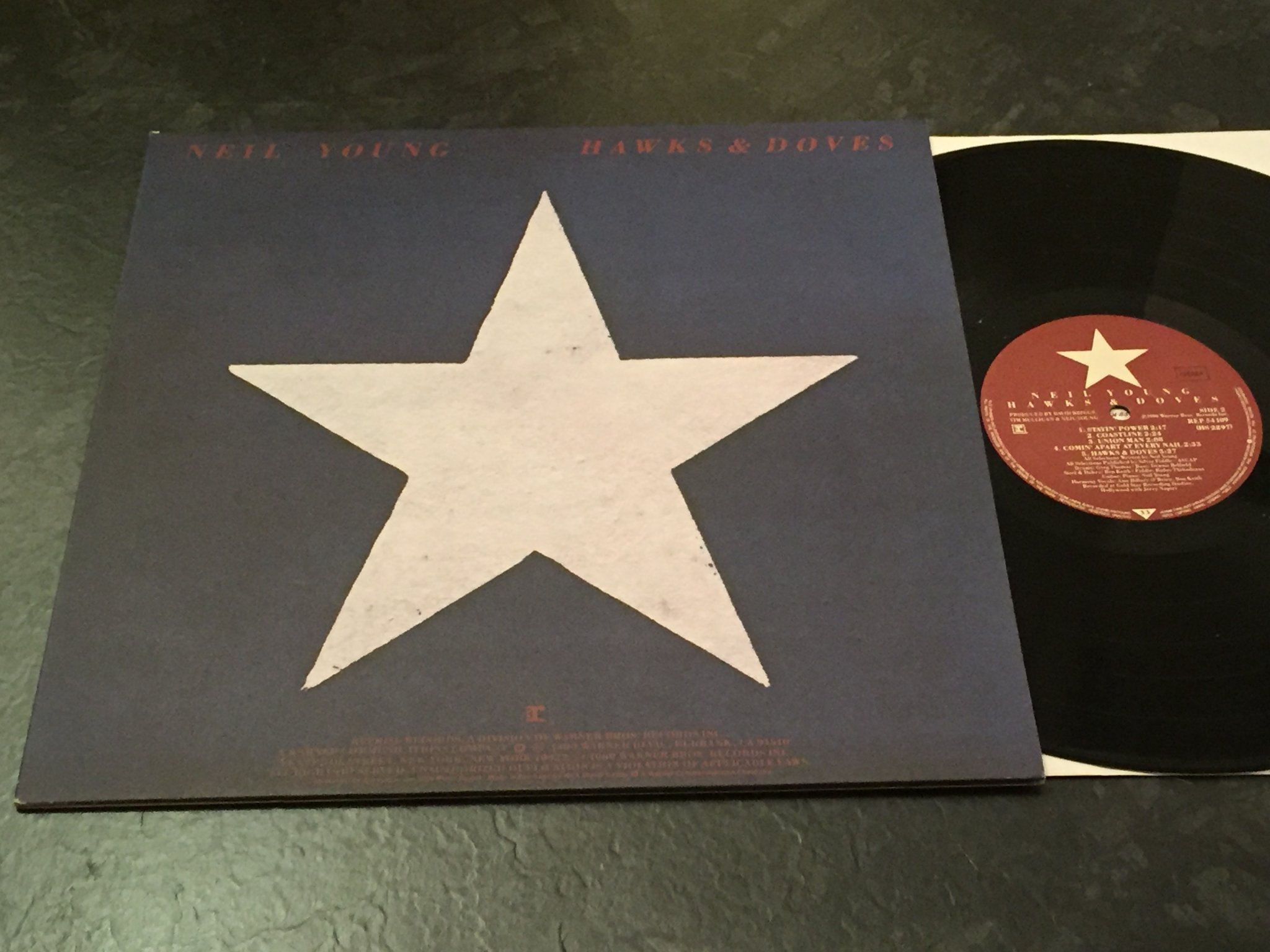 Omslagsbild för skivan NEIL YOUNG hawks & doves LP -80 REPRISE REP 54 109