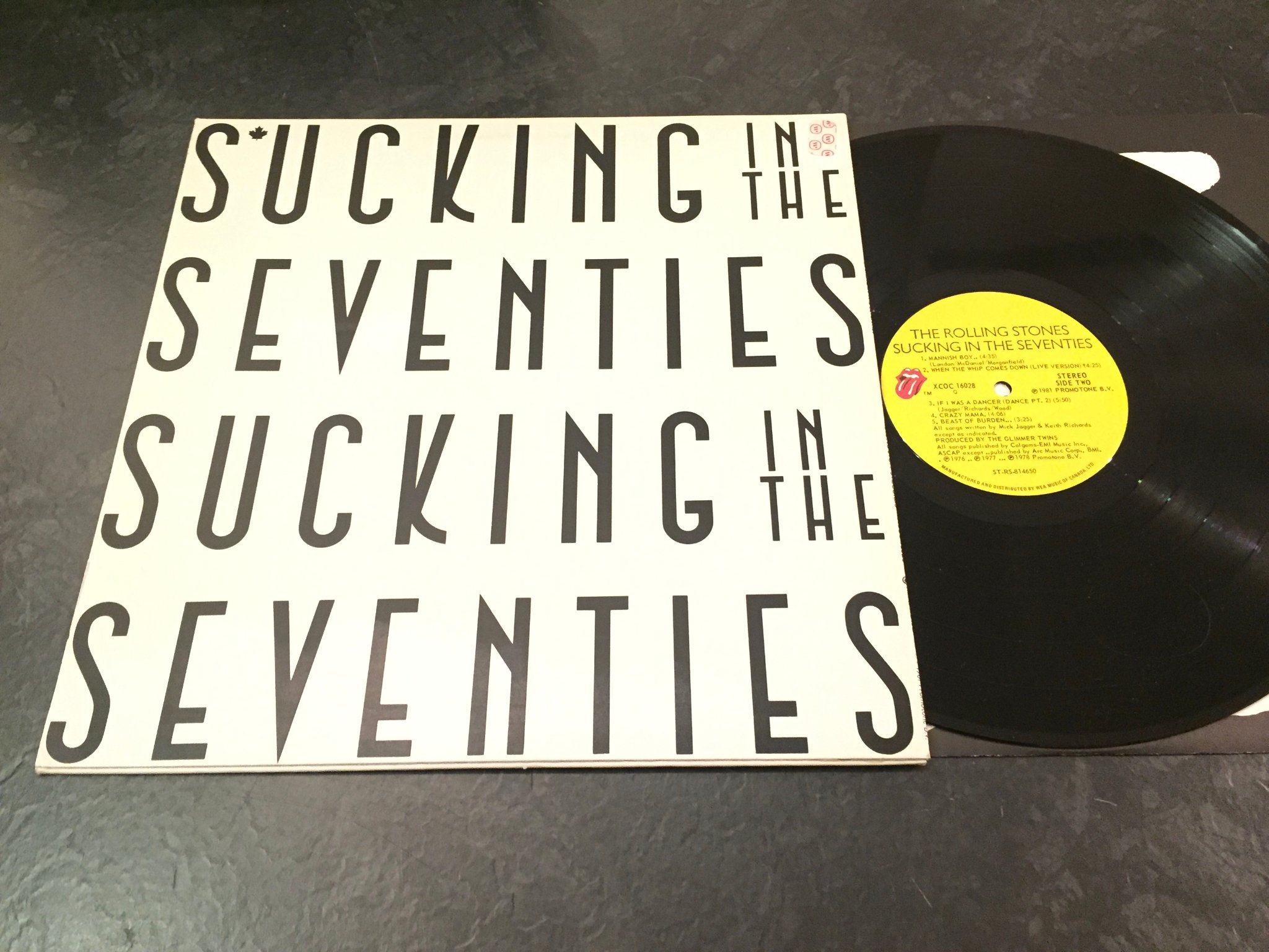 Omslagsbild för skivan ROLLING STONES sucking in the 70s LP -81 Canada XCOC 16028