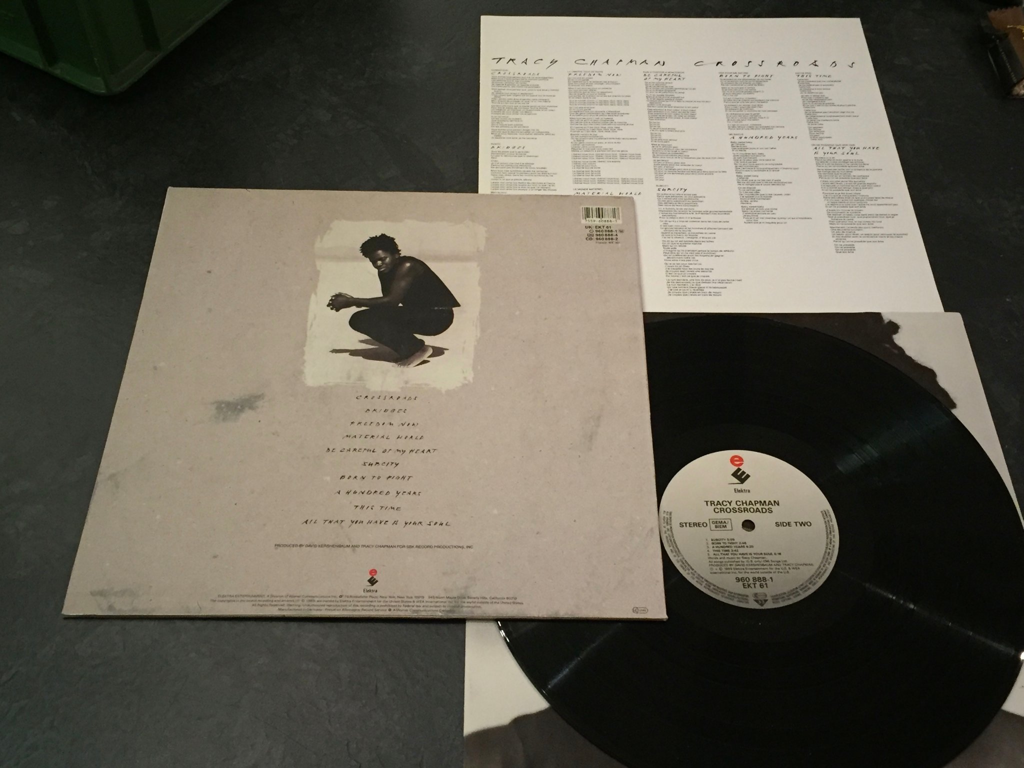 Omslagsbild för skivan TRACY CHAPMAN crossroads LP -89 ELEKTRA 960 888-1