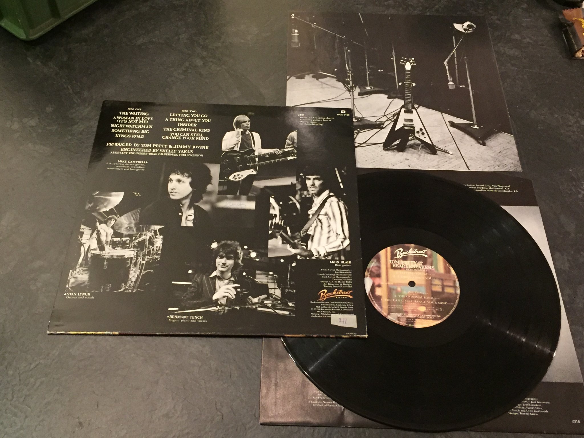 Omslagsbild för skivan TOM PETTY & THE HEARTBREAKERS hard promises LP -81 BACKSTREET MCA 5160