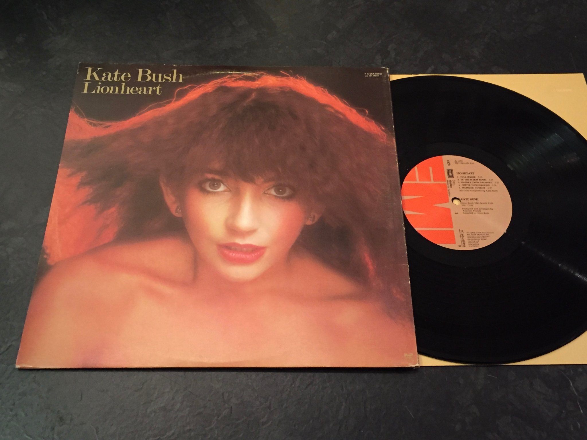 Omslagsbild för skivan KATE BUSH lionheart LP -78 Swe EMI 7C 064-06859