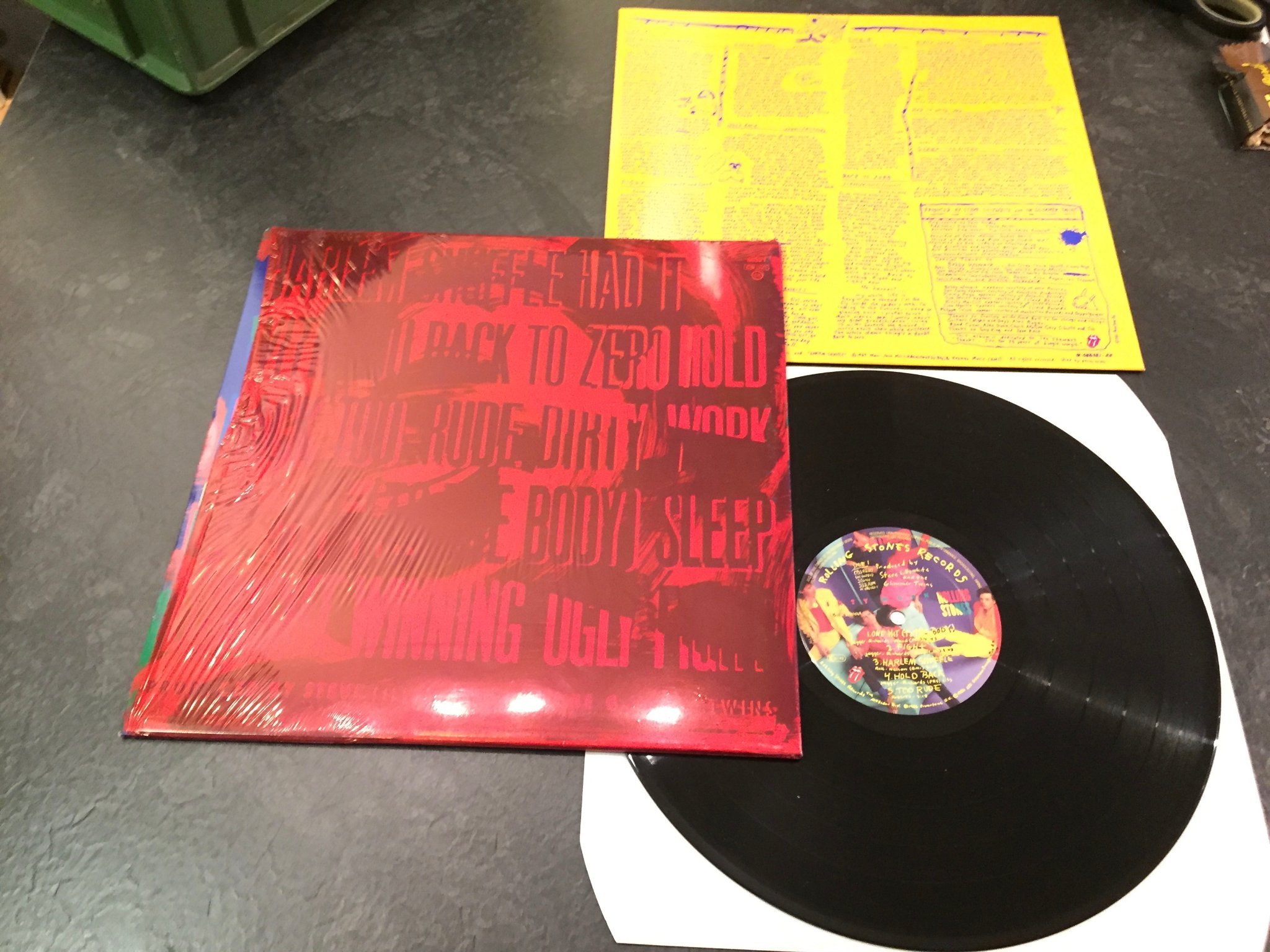 Omslagsbild för skivan ROLLING STONES dirty work LP -86 ROLLING STONES 465953 1 