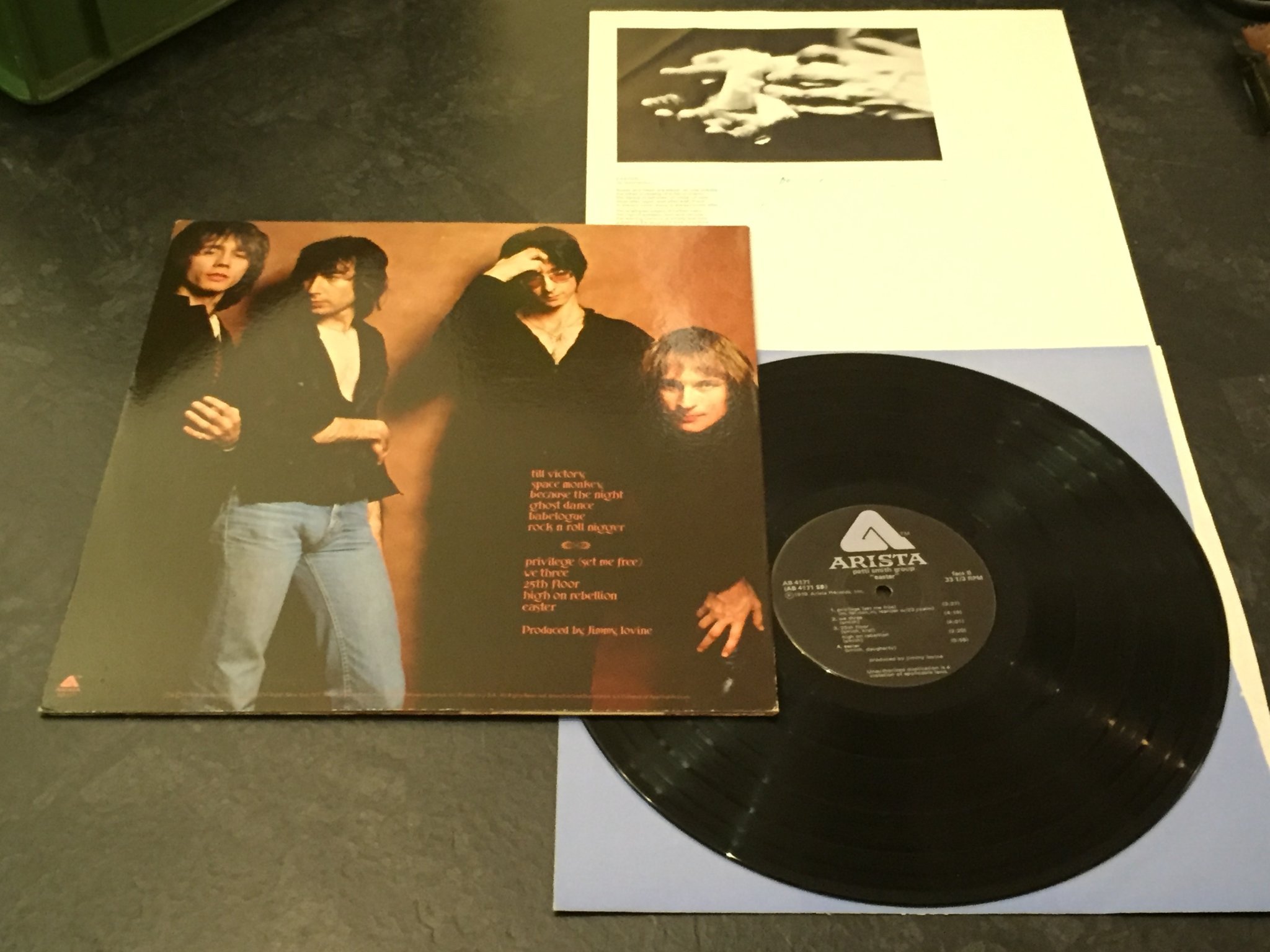 Omslagsbild för skivan PATTI SMITH GROUP easter LP -78 US ARISTA AB 4171