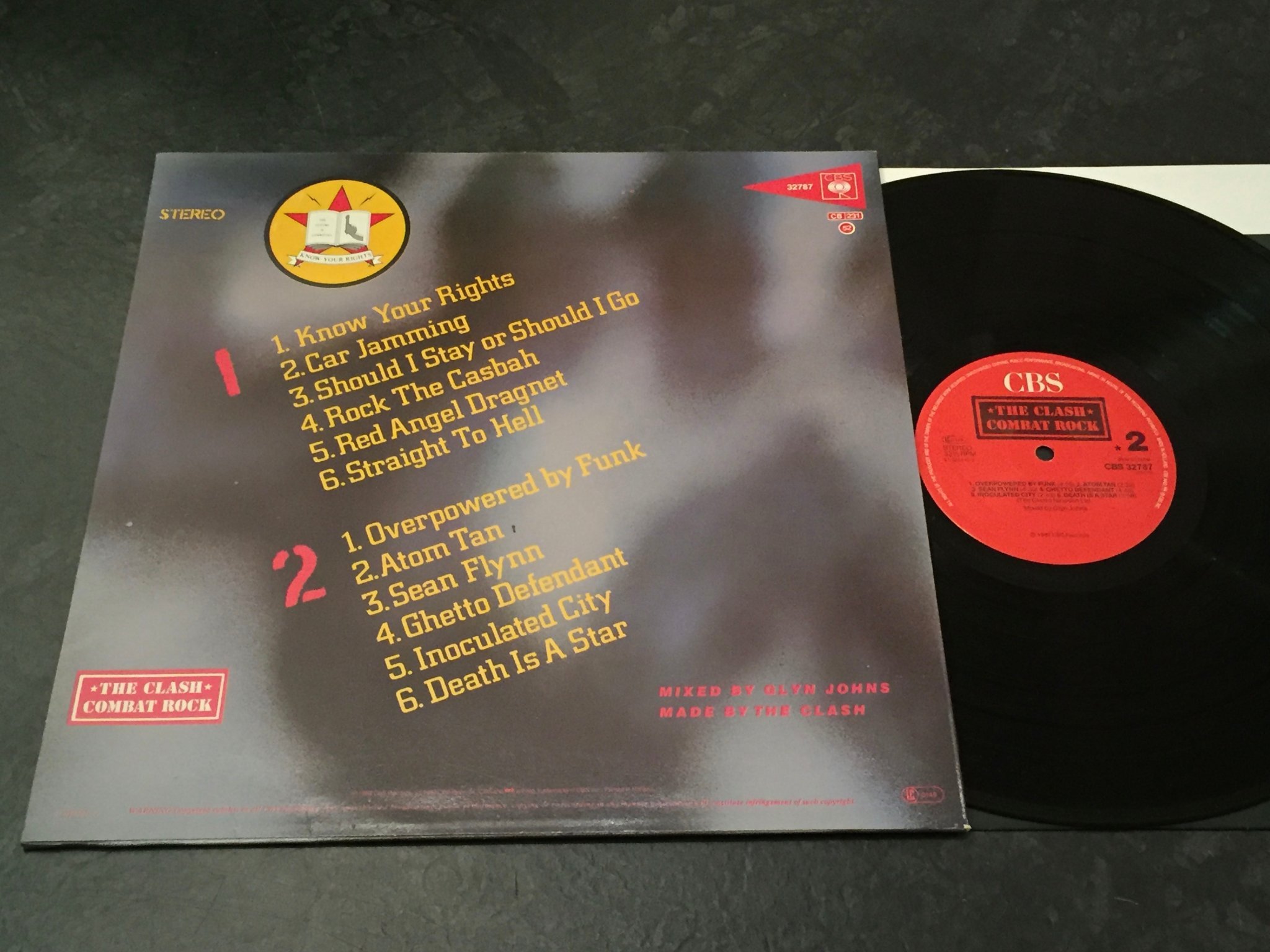 Omslagsbild för skivan THE CLASH combat rock LP -8? Hol CBS 32787