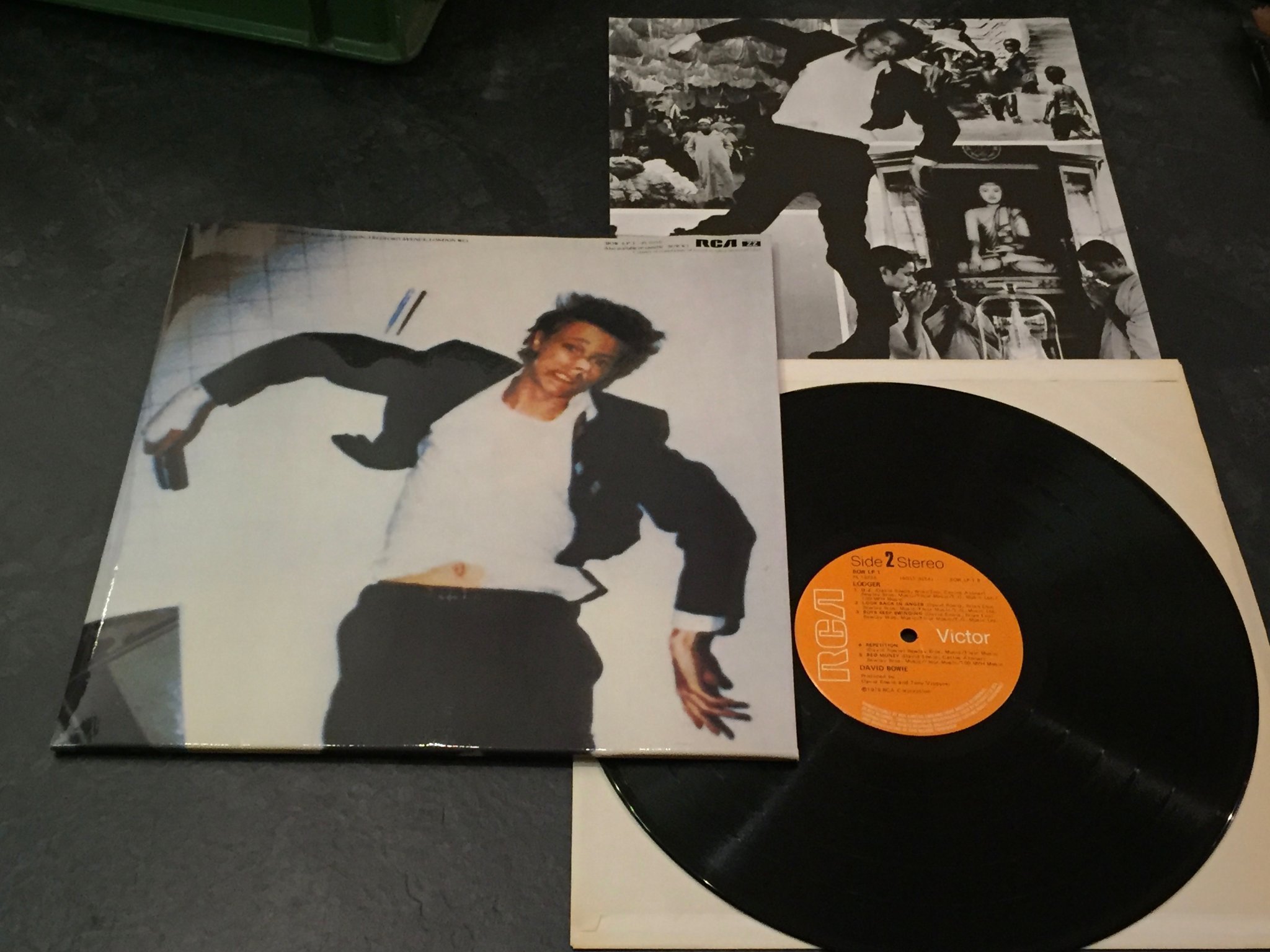 Omslagsbild för skivan DAVID BOWIE lodger LP -79 UK  RCA BOW LP 1