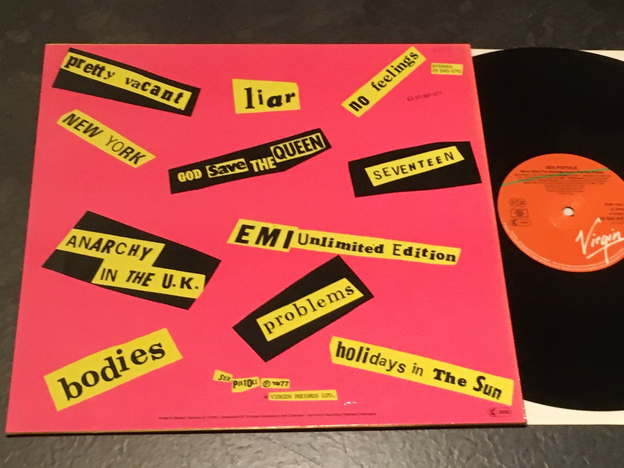 Omslagsbild för skivan SEX PISTOLS never mind the bollocks LP 78 Ger VIRGIN 25 593 XOT