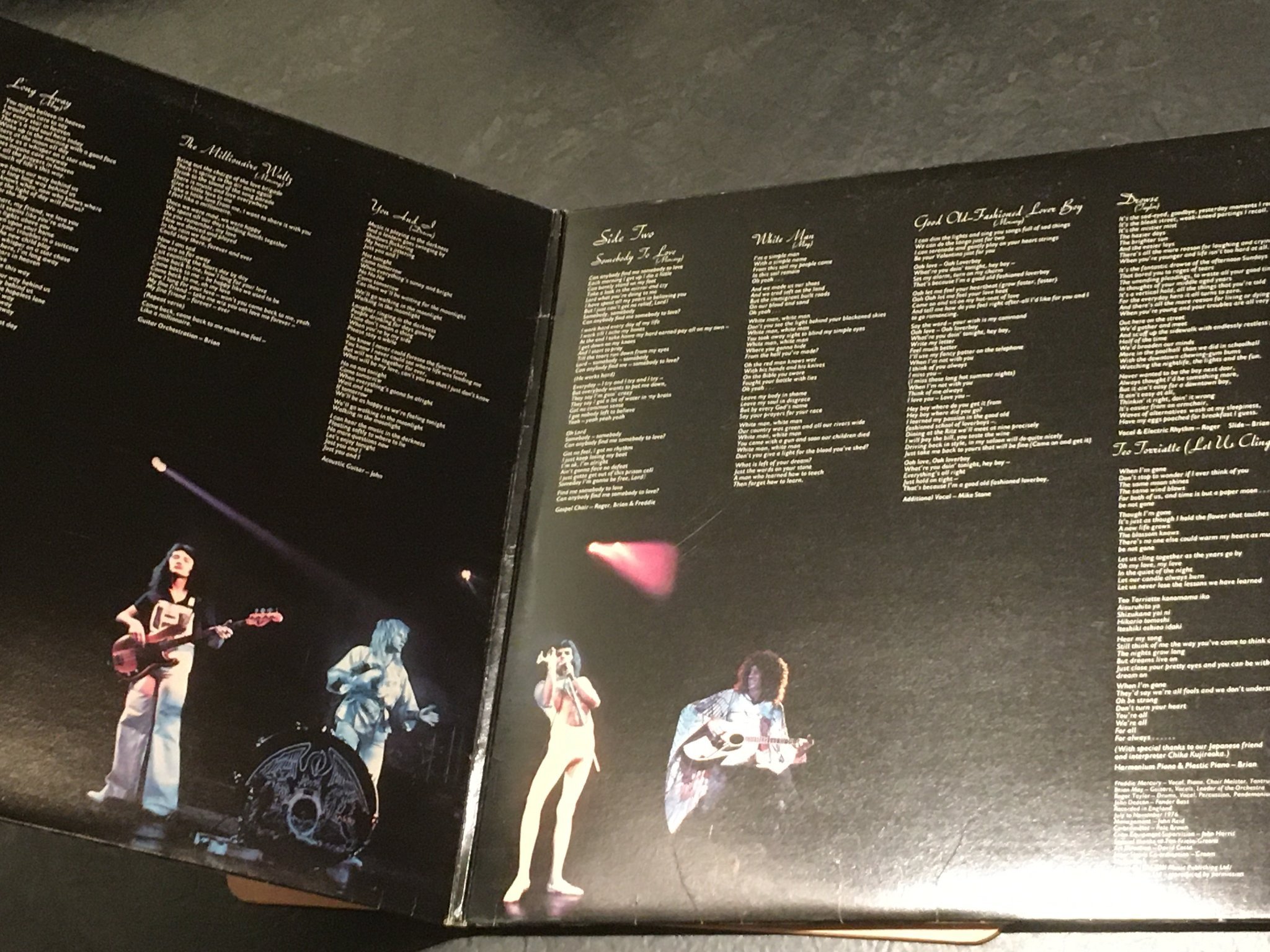 Omslagsbild för skivan QUEEN a day at the races LP -76 UK EMI EMTC 104 